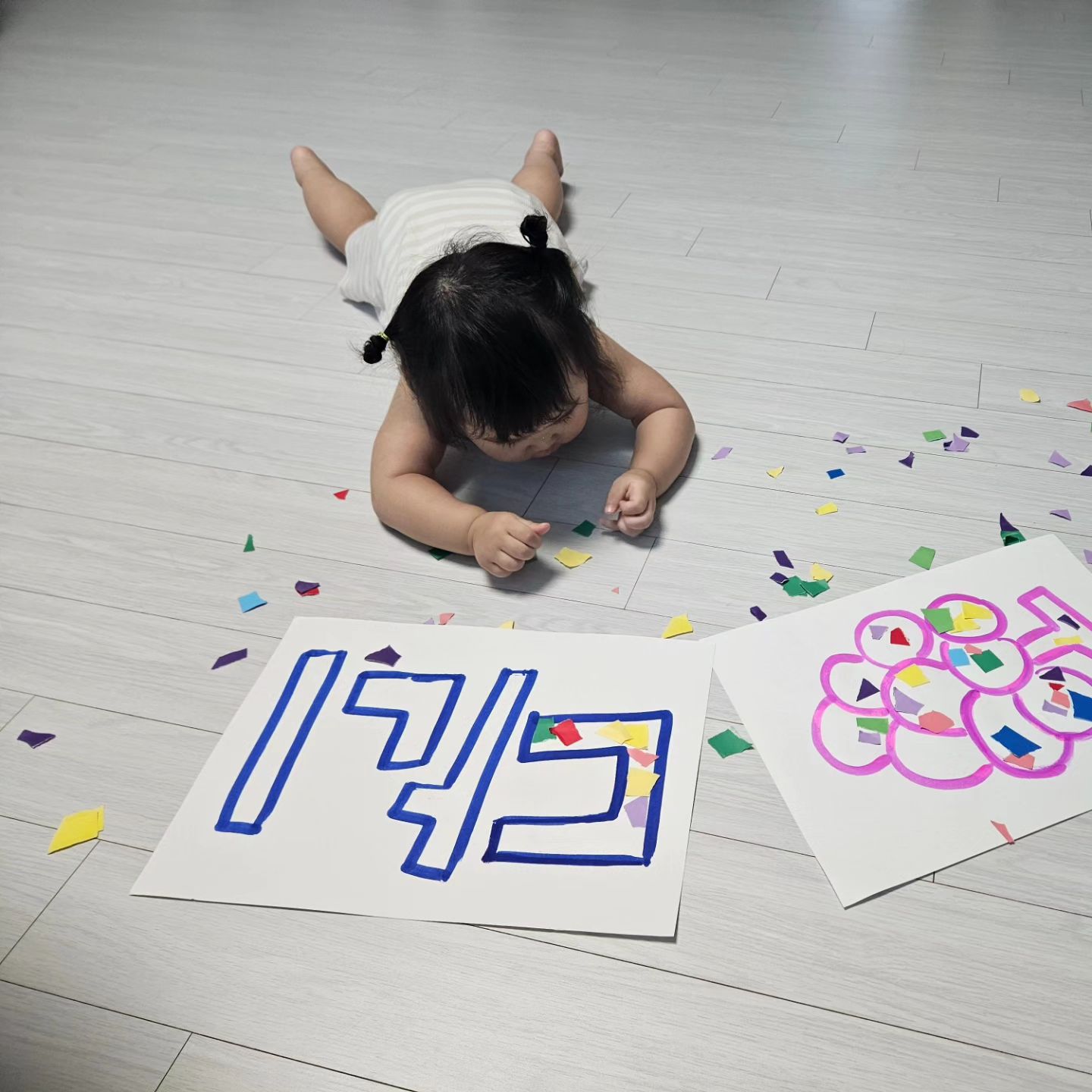 👶🏻24.08.10👶🏻
엄마랑 있는거 없는거 다 꺼내서 놀고 점심 먹였능데 먹고도 배고프다고해서 자두 간식까지 클리어 한 백다니ㅋㅋㅋ

ㅋㅋㅋㅋㅋ다리 올리고 자는게 편한가 하나 올리고 자다가 두개도 올리고 자고ㅋㅋㅋㅋㅋ
오후에는 아빠랑 밖에 놀러 나가서 와와(아이스크림집)집으로 가자고 했다는데 가서 계단 끌어다놓고 자기가 사고싶은거 사왔단다ㅋㅋㅋㅋㄲㅋㅋ
엄마는 틴트만 쓰는데 립스틱 그거 입에 바르는건지 어떻게 알았슈

엄마랑 장난지는거 꿀잼이라는 다니
즨쨔 귀염방댕구~ 내일도 재미나게 놀쟈🫶🏻

✔️586days