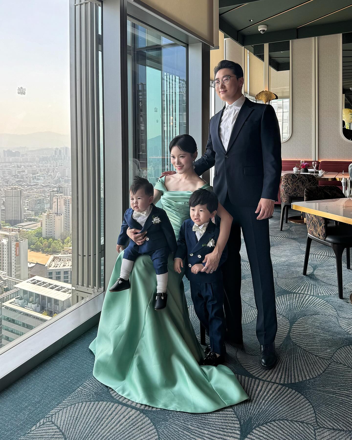 가장 처음으로 촬영한 콘셉...👨🏻👩🏻👦🏻👶🏻🩵✨
바라던 대로 자연스러운 분위기 속에서 진행되어 너무 만족스러웠고, 찌꾸이모와 기림숙모 & 문수삼촌의 든든한 지원사격으로 아가들도 지치지 않고 너무 잘 따라와 주었닿...🥹🫶🏻🫶🏻🫶🏻🫶🏻🫶🏻💓

업뎃은 아직 끝나려면 멀었... 지치지 말아 주세염...👉🏻👈🏻💕

#우리가족사랑해 #리한왕자돌잔치 #조선팰리스 #홍연돌잔치