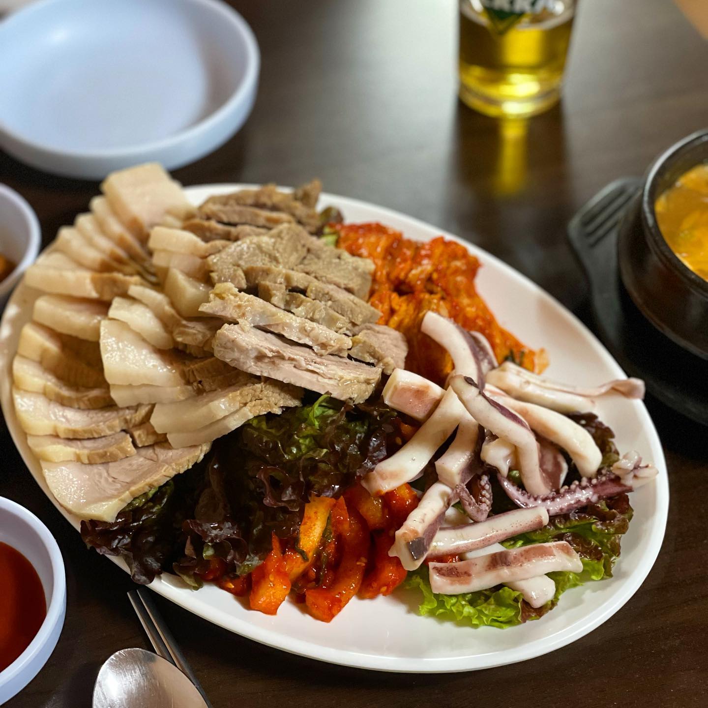 #당산맛집 #이조보쌈 

#당산역맛집 이조보쌈의 오징어보쌈!!
고기랑 오징어 둘 다 잡내없이 엄청 부드러워서 
맥주도 부드럽게 아주 고냥 후루룩..

같이 나오는 청국장은 과하지 않게 입가심으로 따악 💫

✔ 오징어보쌈(중)_36,000

#오징어보쌈 #보쌈 #맛집추천 #북적북적 #당산모임