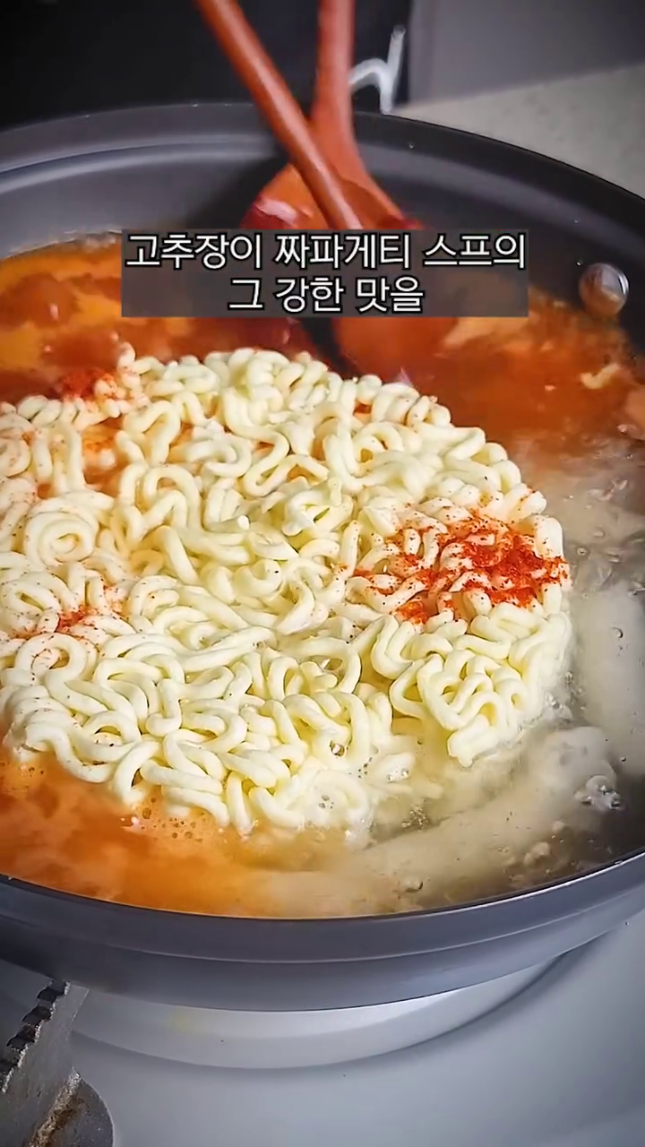 30년 노포 분식집 짜장떡볶이의 비밀
.
.
.

#붉은돼지 #요리레시피 #요리동영상 #레시피 #짜장라볶이 #짜장떡볶이 #짜장 #떡볶이 #라볶이
