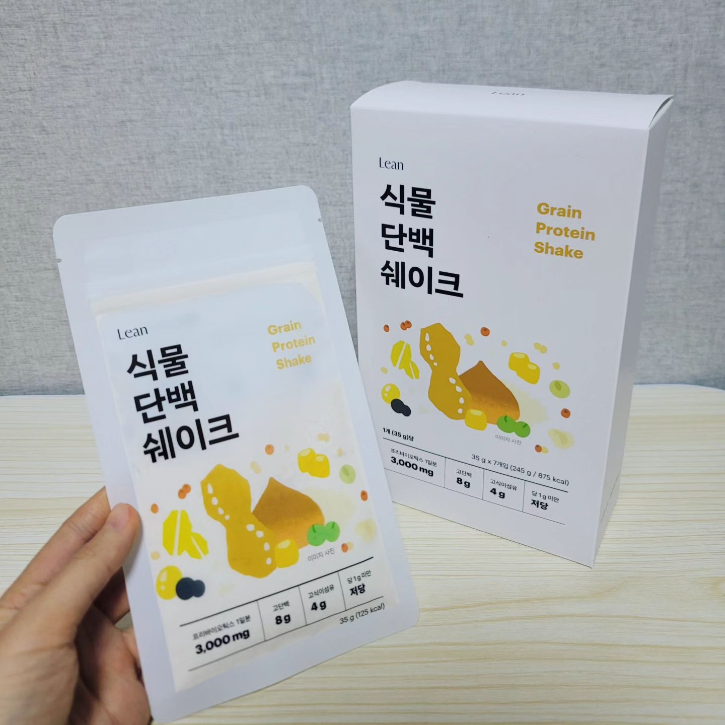 #광고
#협찬 #체험단 #린다이어트 leandiet_official

저는 나름 프리한 삶을 살아가고있는 의외의 30대에요.

연말이라 그런지 야식과 폭식에 너무 젖어들어 버렸네요... 🥲
거기에 최근 옆구리 살이 좀 더 붙은 기분이라 혼자있는 살짝 출출한 밤시간에 먹어보려고 구매하게 된 식물단백쉐이크 !! 

곡물후레이크가 들어있어서 씹는 식감이 특히 좋고, 고소하면서도 깔끔한 맛이라 마음에 드네요. 간편하게 섭취하기도 편하고, 적당한 포만감도 느껴져서 든든한 기분이라 야식 줄이는데 도움될것같아요 : )

20가지 곡물에 125칼로리 ❤️ 
#다이어트간식 #다이어트선식 #다이어트쉐이크 #다이어트식단 #식물단백쉐이크 #식단쉐 #선식다이어트 #선식 #다이어트음식 #다이어트식품 #다이어트음료 #다이어트음식