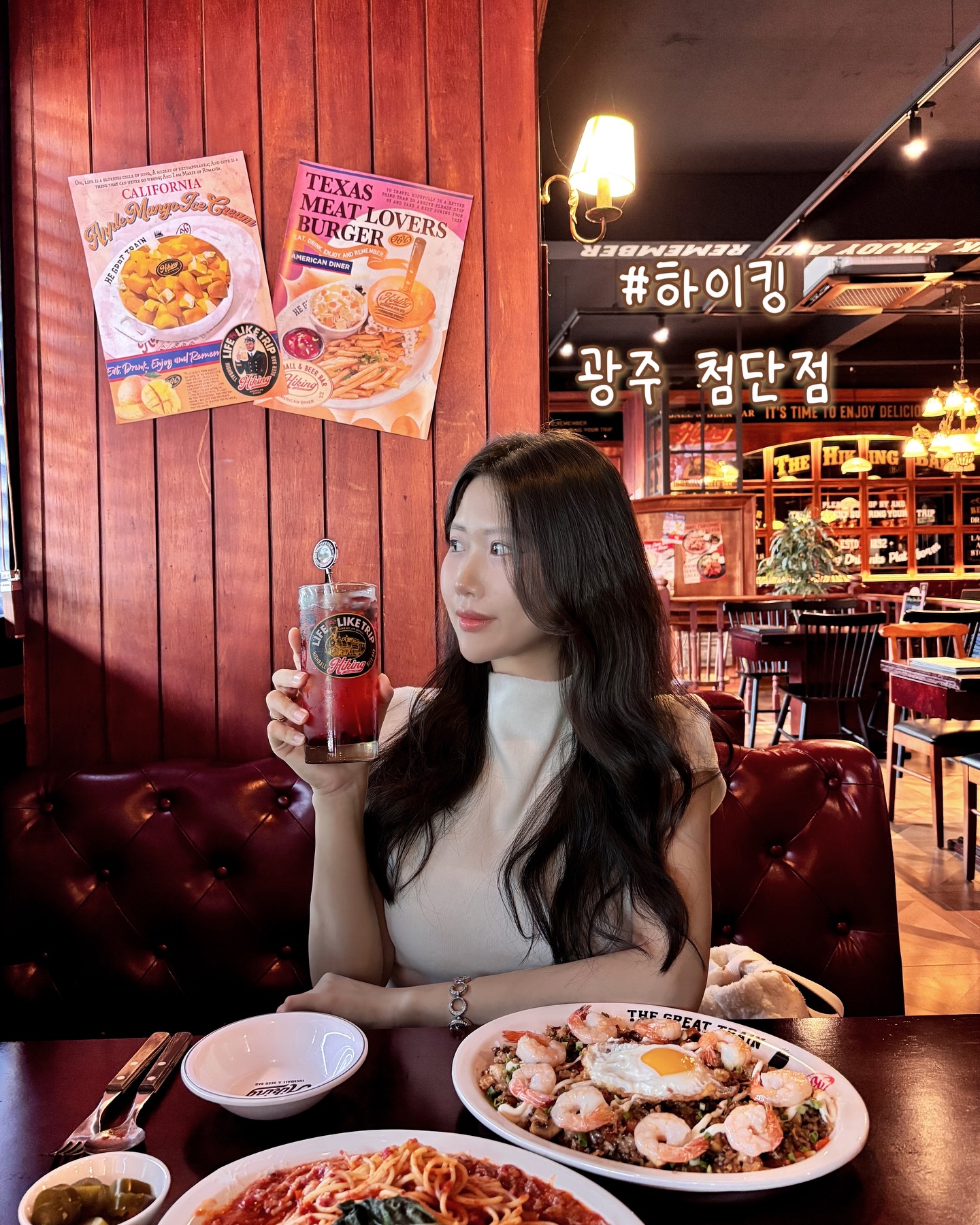 #하이킹 런치운영 합니다 !! hiking_official__ 🗽

첨단에 최근 떠오르던 핫플, 디너에 이어서
런치 운영을 한다는데 안가볼수가 있겠어 ?

안주/하이볼맛집이 저녁에만 운영이라 아쉬웠던
근처 직장인들 꿀소식 !
분위기가 범상치않지만 당황하지말고 들오가시면 됩니다 !
행복한 점심시간이 기다리고 있다구 ㅜㅜ
양도 많아서 다른메뉴 먹으러 재방문 의사 99.9% ♥︎ 

📍월계동 876-1 ( 종착역 옆건물)
⏰런치 : 11:30-15:00 / 디너 : 15:00-03:00
🅿️건물뒤쪽 1시간 무료

#광주첨단 #하이킹광주첨단점 #첨단맛집 #런치 #점메추  #광주맛집
#파스타 #스테이크 #하이볼 #리조또 #에이드 #미국컨셉