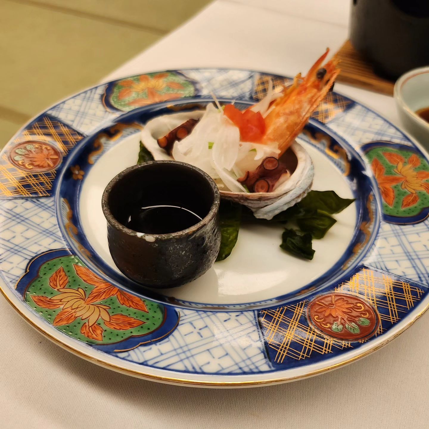 해산물 러버인 내 입맛에 딱이였던 료칸 저녁식사😍
체크인 하면서 예약해두면 시간에 맞춰 준비해주신다👍🏻

각 테이블 위에 객실호수가 적힌 나무팻말을 보고 앉으면
해산물 샐러드, 사시미, 생선껍질이 들어있던 묵(?), 새우튀김 등등 순서대로 올려주시는데
처음 먹어보는 생선샤브샤브는 사케를 곁들일 수 밖에 없는 조합!!
특히 조림은 달짝지근한게 밥과 찰떡궁합❣️

사진 보니까 또 먹고시프다ㅠㅜ

#나고야 #여행 #나고야료칸 #旅館 #會席料理