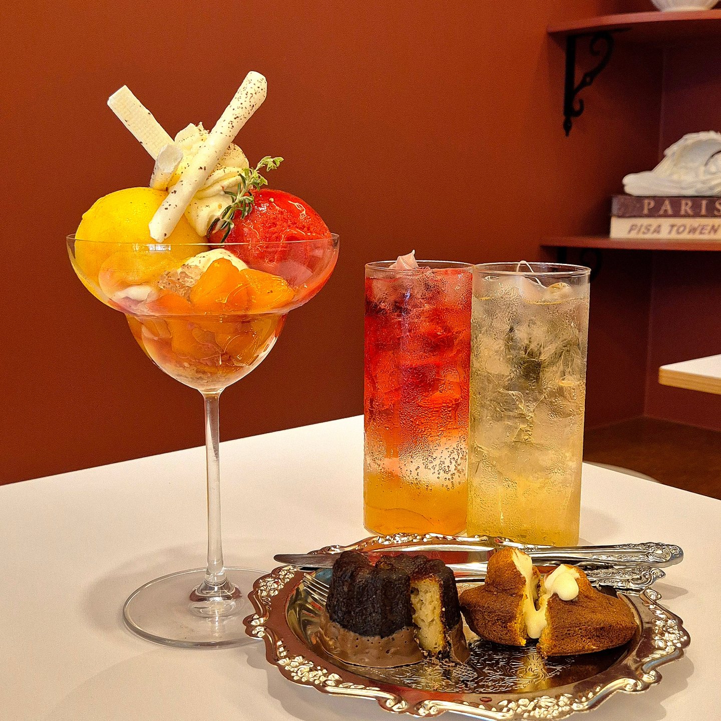 🍧[파르삐떼 디저트 카페]🍨
여름 복숭아 파르페🍋에는 수제 라즈베리 셔벗, 복숭아셔벗이 매우 상콤해서 여름이랑 잘어울려요! 
상콤한 셔벗과 아래에 깔린 마스카포네 치즈크림와 머랭장식을 함께 먹으면 상콤하면서 달달해서 여름디저트로 완전 추천드려요🍑

🍏위치:서울 강동구 양재대로 81길 61 1층
🍏메뉴
*여름 복숭아 파르페 (11,000)✨
*바닐라 크림 마들렌 (3,300)
*얼그레이 밀크초코 까눌레 (3,500)✨
*멜론 우롱차 (5,500)
*히비스커스 애플 유자 티 (6,000)✨

총평:★★★★★
(여름복숭아 파르페의 맛이 인상적💚💚)

[이용 시간]10:00 ~22:00 >영업시간
(일>10:00~ 21:00)
(매주 수요일 휴무)
🚗주차가능

🍏계절과일과 분자요리기법을 활용하여 만든 수제 아이스크림, 무스 케이크 등 다양한 디저트 요소가 포함되어 복합적인 맛과 식감을 즐길 수 있는 플레이트 디저트💚💚

🍏프랑스 전통 디저트인 까눌레와 마들렌, 가볍게 먹을 수 있는 브런치 메뉴, 쿠키 등이 준비되어있어 식사도 함께 해결할 수 있고 가볍게 디저트와 커피 먹으러 방문하기도 좋음 (브런치 메뉴는 시간 상관없이 주문 가능)

🍏 가게 앞 주차 가능!!
올림픽공원 근처라 산책 후 들리기에 좋고 주차가 편함!

#올림픽공원카페 #성내동맛집 #올림픽공원데이트 #성내동디저트카페 #프랑스디저트 #오마카세 #카페오마카세 #데이트코스 #데이트 #제품제공