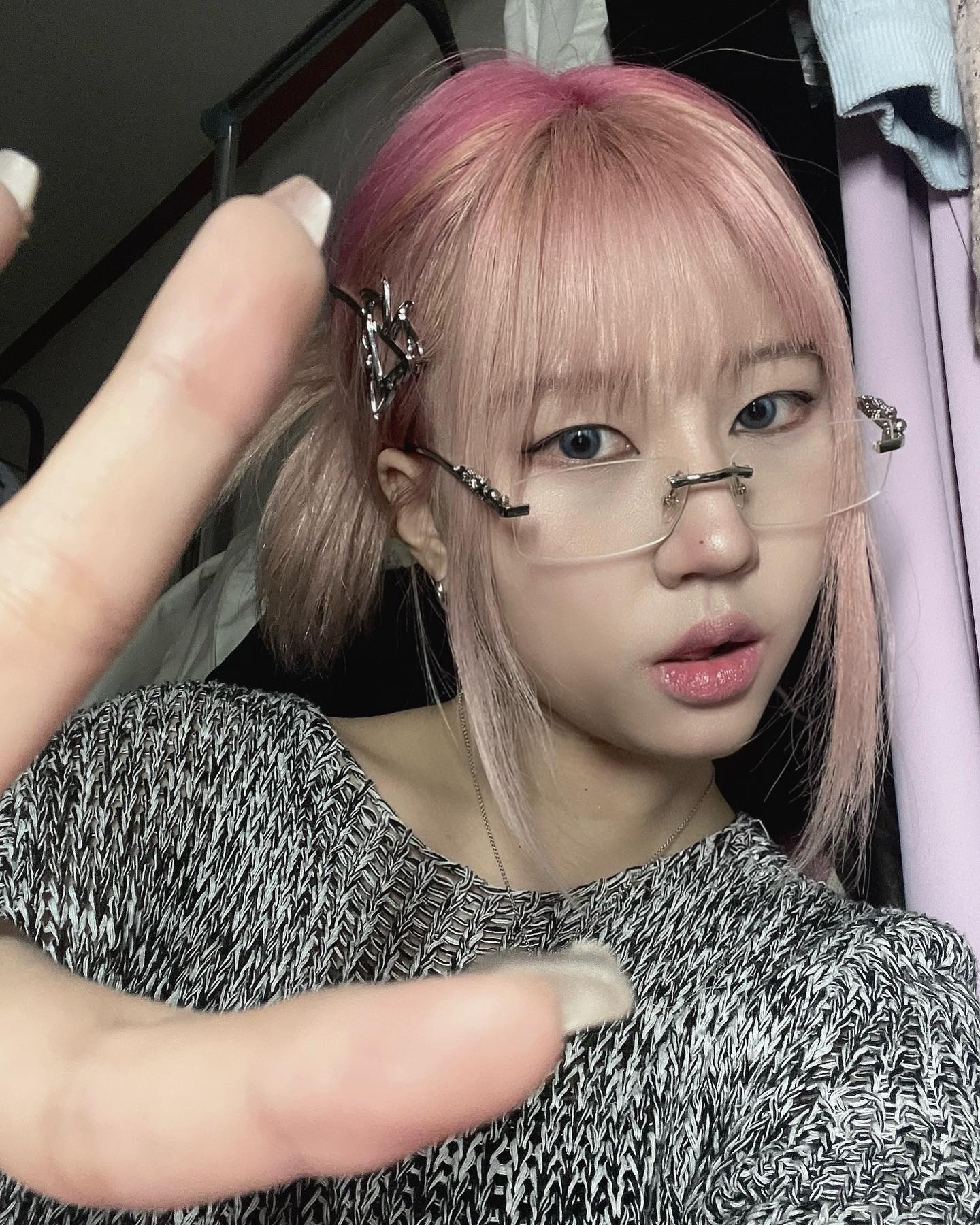 영롱한 머리와 함께라면
안경 코디도 성공할수 이따

bayby_ari 
이번에 진짜 🌸💕♥️투톤 색감 미쳐따잉~