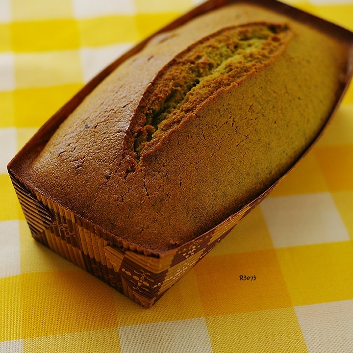 녹차 파운드 케이크 만드는법

 

모양은 단정하게 나왔지만 맛은 무척 맛있었던

녹차 파운드 케이크를 소개합니다.

 

달콤하면서도 쌉싸름한 조화가 좋은 케이크로

출출 할 때 간식으로 먹기 그만입니다.
[녹차 파운드 케익 만드는법]

 

 

재료: 버터 160g, 설탕 160g, 계란 2개, 아몬드 파우더 40g, 박력분 220g, 베이킹파우더 6g, 녹차 가루 15g, 

 바닐라엣센스나 럼주 1t(있다면)
 
 

1. 버터 - 설탕 순으로 넣어 가며 잘 휘핑해주세요.

 

2. 미지근한 온도의 계란을 풀어서 조금씩 넣어가며 섞은 후 가루류를 체 쳐 넣습니다. 럼주가 있다면 이때 넣어주세요.

 

3. 살살 주걱으로 가르 듯 섞어 주세요.

 

4. 팬에 담고 버터 바른 주걱으로 배를 가른 후 180도 오븐에 30~40분 굽습니다.

Tip. 버터와 계란 등이 차갑지 않고 미지근한 온도여야 분리되지 않습니다.
 

Tip. 아몬드 파우더는 생략 가능하며 고배합으로 먹고 싶으면 박력분의 중량도 160g으로 합니다.
 

[한 줄 레시피 One Line Recipe]

버터 - 설탕 - 계란 - 가루류 순으로 넣어가며 반죽 후 180도 오븐에 30~40분 굽습니다.

 

 

작성자: 미상유 이재건 ( http://misangu.kr )

 

 

태그
#파운드케익
#케이크
#녹차파운드케이크
#녹차파운드케익
#녹차케이크
#녹차
#파운드케잌
#녹차케익
#녹차케잌
#베이킹