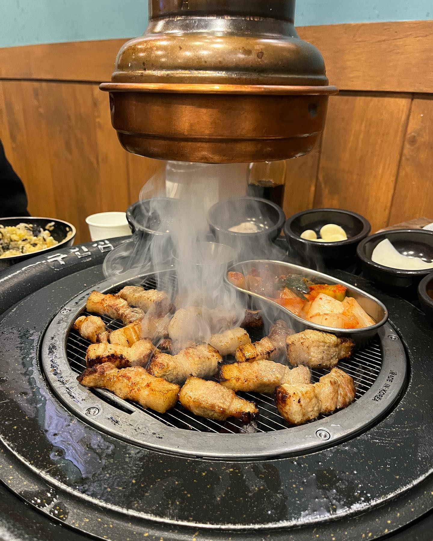 #협찬 #원조부암집원흥삼송점 

원조부암집 원흥삼송점은 공간이 넓고 확 트여있어서 고기집인데도 답답함이 없어서 좋았어요 

저는 고민하다가 2명이서 먹기에 딱좋은 부안반판 주문했어요! 부안반판에는 육즙목살+숙성삼겹+쫀득살+구이용야채+부안김치찌개로 구성되어있답미당 🤍

원조부암집 고기 맛있다는건 이미 알고있었는데 이날은 유독 불향이 잘 스며들어서 더 맛있었어요! 같이 나오는 콩나물 반찬이랑 먹으면 찰떡궁합🫶🏻

제가 생각하는 원조부암집의 시그니처인 간장계란밥!!! 고기랑 먹으니까 또 맛있더라구요 ㅋㅋㅋ 

살얼음물쫄면도 먹고싶었는데 배불러서 못먹은 미밍 ㅜ 다음에 또 가서 꼭 먹을거에요! 

🤍 원조부암집 원흥삼송점

🤍  경기 고양시 덕양구 삼송로 12 1층 126, 127호

🤍 상가 건물에 주차 가능👍🏻

#원조부안집원흥삼송점 #원흥삼겹살 #원흥고기집 #원흥역삼겹살#원흥역고기집 #원흥동고기집 #원흥고기맛집 #원흥역회식
