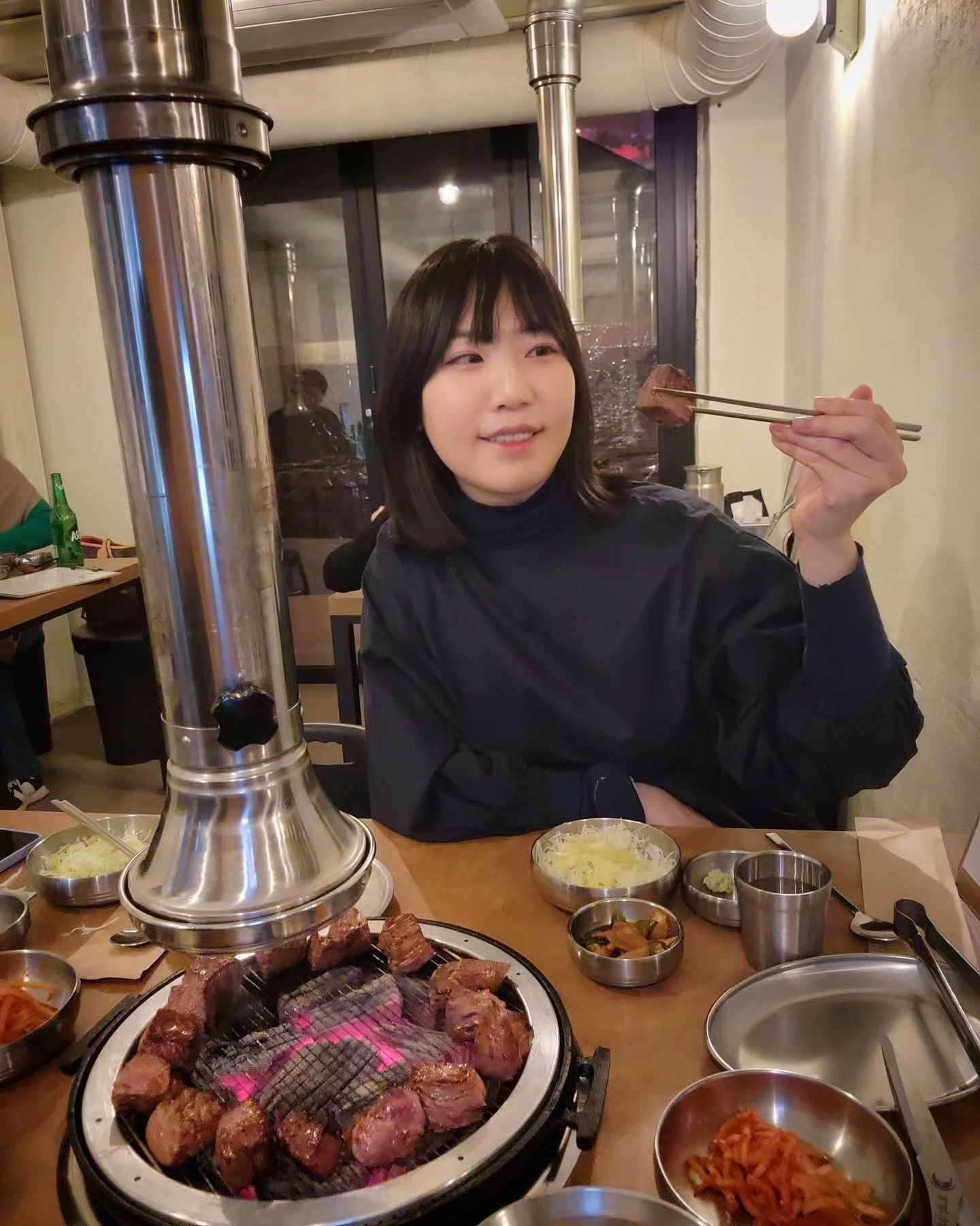 #협찬

인스타 핫플로 유명한
#소백탄 나두 드뎌 와봤땅🖤
감각적인 인테리어와 깍둑썰기된 큼직한 소고기라는 음식 컨셉
이런데 넘 좋아!!!! 소고기 때깔좀 보세요✨️

사장님의 음식철학이 돋보이는 부분 중 하나가
따로 완성품 납품받는게 아니라 고기, 음식부터 양념 까지 하나하나 매일 아침 하루치만 재료 구입, 손질해서 제공하는 점이었어요..!

그래서 그런지 진짜 고기의 퀄리티가 정말 감동적일만큼 부드럽고 넘 맛있었따구용

특히 3개층으로 되어있어서 40명까지도 단체 회식장소, 모임 장소로 하기에 넘 좋아 보였어용
3층 통유리뷰도 넘 궁금해서 또 가보려구여🖤 
당산 데이트장소 찾는다면 요기 찐찐 추천! 

핫플인만큼 웨이팅이 있었지만
캐치테이블로 현장에 웨이팅 걸어두면 되고 앞에 바람 막아지는 대기장소도 있어서 너무 구욷

 당산역 11번 출구 코앞이라 뚜벅이 분들에게도 좋을거같아요~
세상 친절하신 사장님과 직원분들 덕에 좋은 시간 보내고 왔어용😌

#당산맛집 #당산역맛집 #당산고기집 #당산역고기집 #당산소고기 #당산역소고기 #당산회식장소 #당산역회식장소 #꽃갈비살 #양념갈비살 #갈비살맛집 #당산데이트 #당산핫플 #신상맛집