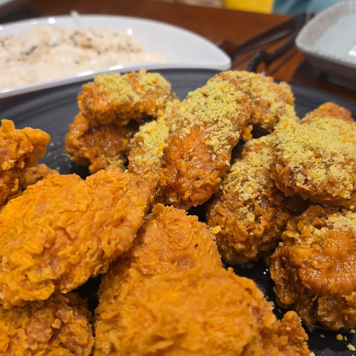 #자담치킨 #일상 #저녁 
#치킨 #chicken #먹스타그램 #선팔환영 #맞팔

꼬맹이들이랑 불금!
자담치킨가서 치킨 먹었어요~

대표님께서 아가들이랑 치킨 뇸뇸하라고
카드투척! 대표님 쵝오!

어린이 둘이 취향달라서 반반시켰는데,
어니언크림은 왜 안먹니? ㅋㄷ

덕분에 저녁밥 안하고 룰루랄라~👍
점심먹은거 소화안되서 두조각뿌니 못먹어서
아쉬웠지만..자담치킨 허니팝 진짜 맛있었숨당!
다음에 허니팝으로 또 먹을거임! 👍👍👍