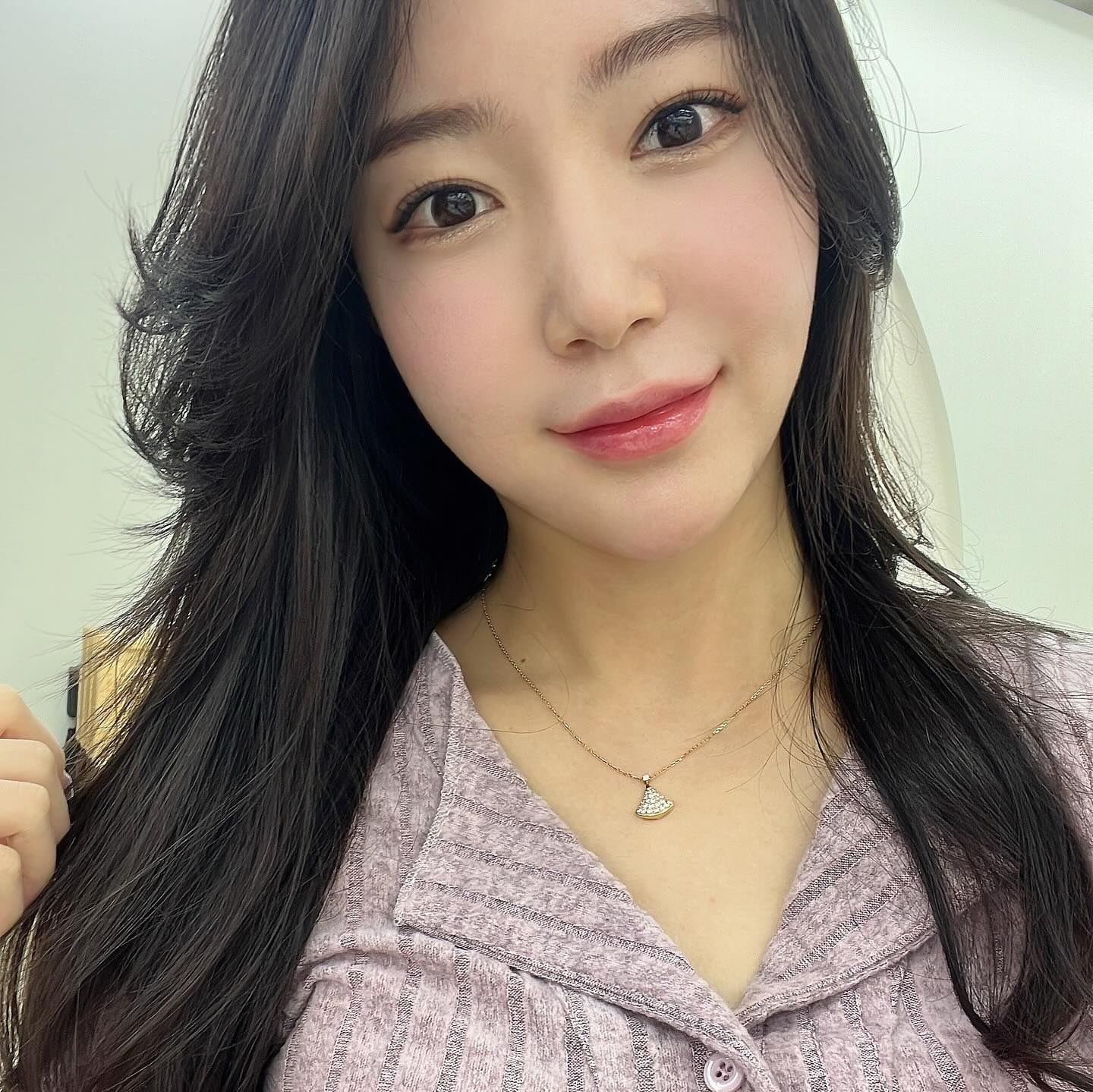 #협찬
펌 한 지 두달되어가니까 머리끝이 부스스해지는 느낌에 에이바헤어에서 시세이도클리닉받고 왔어요💓
매장들어가자마자 넘 깔끔하고 쾌적해서 놀랬고 서비스도 👍👍
클리닉은 총 6단계인데 0단계인 샴푸단계부터 자세히 설명해주신 단비쌤 체고오❣️💕
0번 샴푸하며 외부 노페물빼주는 디톡스단계
1번 모발내부노페물제거 엉킴없는 모발을 민드는단계
2번 모발에 필요한 단백질, 수분 cmc채워주는 단계
3번 모발내부에 단단한뼈대 만들기
4번 손상된모발을 탄력있게 코팅막형성해주고 외부자극으로부터 보호해주는 단계인데 이렇게 6단계까지 받고나니 머릿결 완전 부드러워지고 소생했어요🫢❤️
넘 부드러워서 하루종일 머리만지고 있는 건 안비밀😆💕💕
아 그리구 인스타스토리,네이버포토 리뷰시 사은품도 제공해줍니당👏🏻

#에이바헤어신정네거리 #양천구미용실 #신정네거리역미용실 #신정동미용실 #목동미용실 #신정네거리역 #미용실추천 #강서구미용실