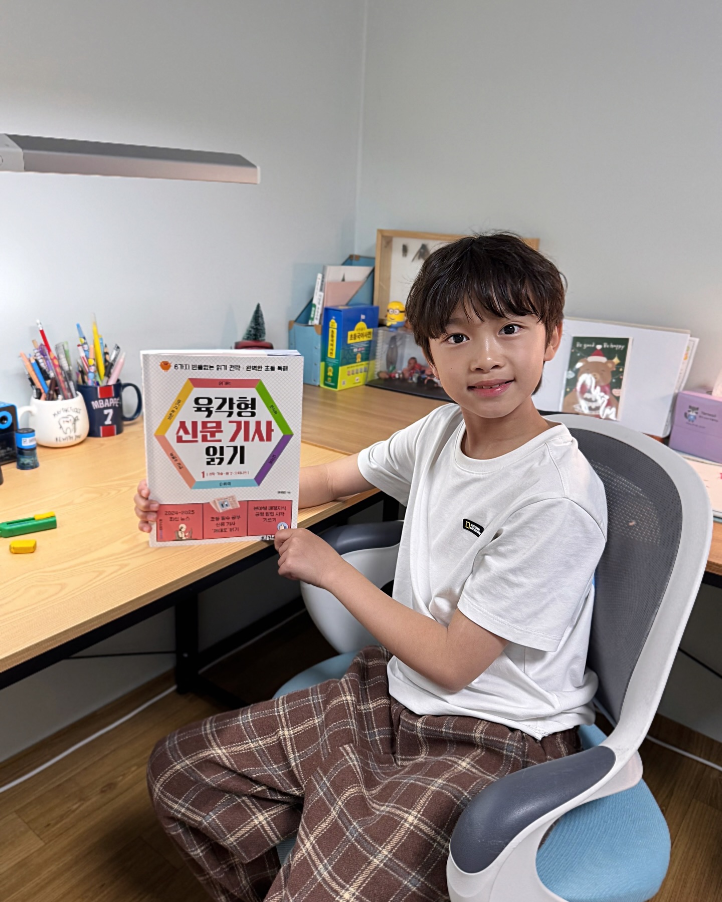#도서제공 #엄마계정
#아들사진 megastudy_megamom 

.
.
.

찬서는 초등문해력, 독해력, 어휘책은
메가스터디로 풀고 있는지요.

지금 같이 풀고 있는 1일 1독해 한국사 
시리즈도 너무 좋아요 👍🏻👍🏻

신문읽기책들 많이 볼 수 있는데
메가스터디 신문읽기는 제목 그대로
육각형 신문 기사 읽기 입니다.

읽기력. 분석력. 요약력, 어휘력, 연상 추론력, 
비판적 사고력을 균형있게 학습해 문해력을 완성!

최근 뉴스들로 정리되어 더 좋구요.
기사와 관련된 다양한 의견을 제시하여 비판적으로 
사고하고 찬서 의견을 논리적으로 설명할 수 있는 
힘을 기를 수 있어 더 더 좋아요.

찬서가 50개의 뉴스라고
어제부터 50일 챌린지 시작했어요.

함께해요 🤓🤓🤓

.
.
.
.
.

#초등신문 #어린이신문 #초등독해 #초등문해력 #메가스터디 megastudybooks  megastudy_insta
