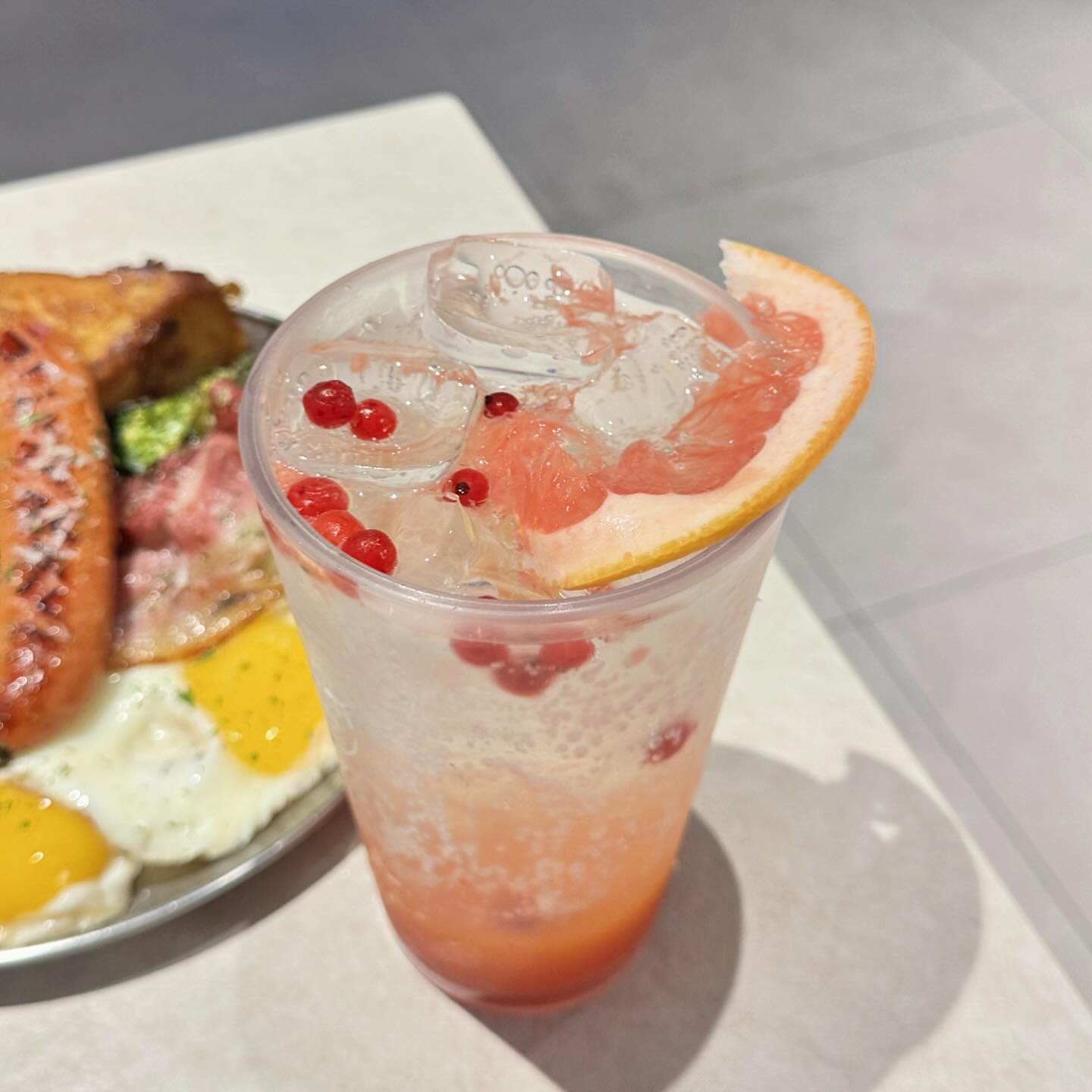 전국 브런치 1등🥇 브런치빈!
맛있는 브런치와 곁들이기 좋은 페어링 음료는 꼭 마셔보세요👍

[프루티페어 페어링음료]

저는 프루티페어를 마셨는데 적당히 달콤하도 상큼해서 입맛에 딱 맞았어요! 살구와 청포도, 자몽 향 조합이 잘 어울리고 색도 예뻤어요☺️

[페어링 음료 라인]
트로피컬페어 / 시트러스페어 / 애플망고페어 / 쏠베리페어 / 프루티페어 등!

* 음료 가격은 6천원이에요 *
* 탄산의 톡 쏘는 맛과 상큼함이 아주 맛나요 *

여러분도 브런치빈 가면 메뉴와 곁들이는 음료는 #페어링음료 도 같이 드셔보세요💛

맛과 분위기, 가격까지 만족스러운 카페를 찾다가 결국엔, 돌고돌아 브런치빈으로 정착했어요🙌

브런치빈은 전국에 있으니 참고해 주세요!

.
.

#브런치의정석 #브런치빈 #브런치 #브런치빈음료추천 #브런치빈수완점 #광주브런치 #광주브런치카페 #광주브런치맛집 #광주브런치까페 #광주브런치추천 #광주브런치카페맛집 

-

#먹스타그램 #먹스타 #먹팔 #먹팔해요 #카페 #카페스타그램