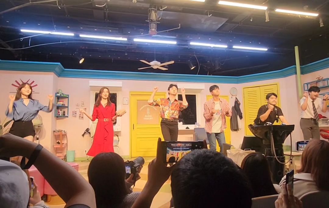 #대학로연극 #대학로연극추천 #대학로공연 #쉬어매드니스 #쉬어매드니스17차팀 #쉬어매드니스17차팀막공 #240922
.
대학로연극 쉬어매드니스 재밌다고 추천이 많아서 바로 예매 고고~
매번 결말이 바뀐다는 쉬어매드니스는 새로운 장르의 연극이었음
신선한 연극이 넘 매력적이고 재미있어서 이 배우들 캐스팅으로
또 보러와야지 했는데 어멋 오늘이 17차팀 막공이라니..
아쉽당ㅠ
다들 연기도 잘하고 잘생기고 예쁘고👍👍
.
.
#범준조지 #현지수지 #대우준수 #희서보현 #우용우진 #동건영민 #김범준 #전현지 #이대우 #구희서 #전우용 #임동건