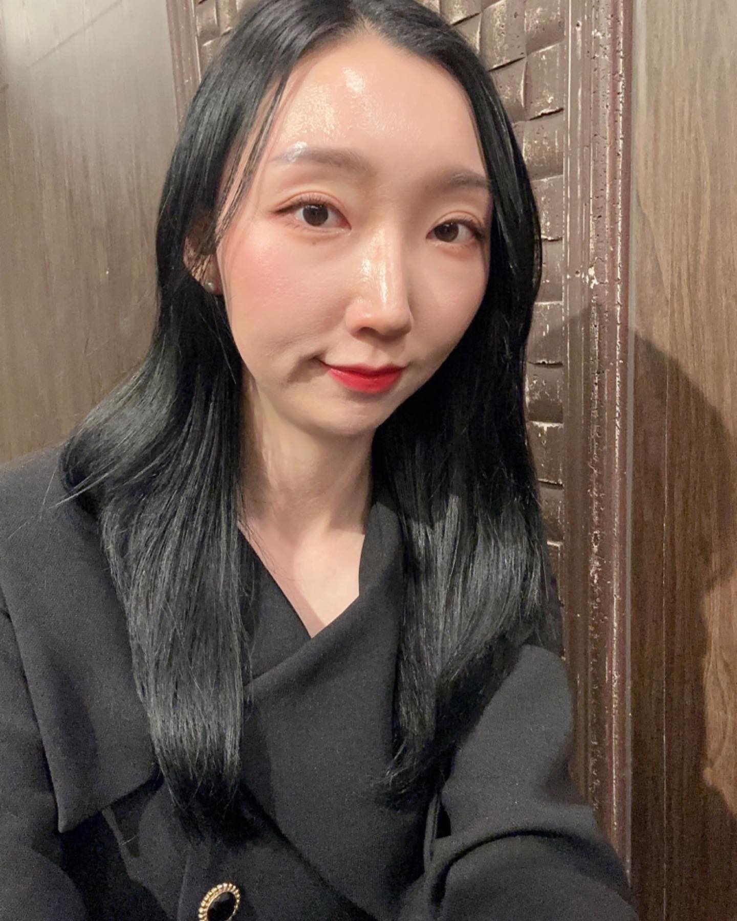 다시 흑발로 돌아와따!!
당분간 머리 더 기르면서 염색안해야지🥹
단발병이 슬슬오네,,😛