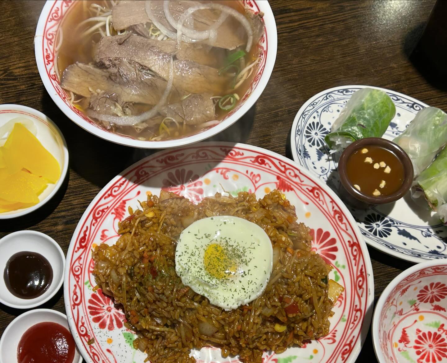 #협찬#포몬스#쌀국수맛집#수유쌀국수#베트남쌀국수#베트남쌀국수맛집#포몬스수유#양지쌀국수#수유역맛집 #스프링롤 #수유맛집 #수유데이트 

베트남 쌀국수의 정석!? 
포몬스에서 느껴바! 😚

오랜만에 쌀국수를 먹으러 
포몬스 수유점에 왔는데요 😃
공간도 넓고 세트 메뉴도 많고 
종류도 많아서 넘나 맘에 들더라구요😌

저희는 k3세트로 시켜봤는데요, 
양지쌀국수 소+나시고랭+스프링롤+음료2 
이런 구성이었어요 〰️〰️ㅎㅎ 

와 ..시키고 5분만에 다 나온거 같은데 
스피드 채고시당.... 😜
쌀국수 국물은 진하고 양지도 많고 맛있.. 
제가 딱 좋아하는 맛이었구요 👍🏻
나시고랭도 적당히 매콤하고 
소스도 진해서 진짜 맛있더라구요,, 💜💜

스프링롤은 담백하고 깔끔한맛.... 
그리구 쌀국수 집이지만 돈까스랑 
차돌국밥류도 팔아서 좀 신기했고 🤭
나중엔 꼭 이것도 먹어보고 싶었어요!! 

넘나 맛있고 편안한 분위기에서 
저녁식사 잘하고 온듯합니다 ‼️
다음에 또올게요 잘먹었습니다!☺️