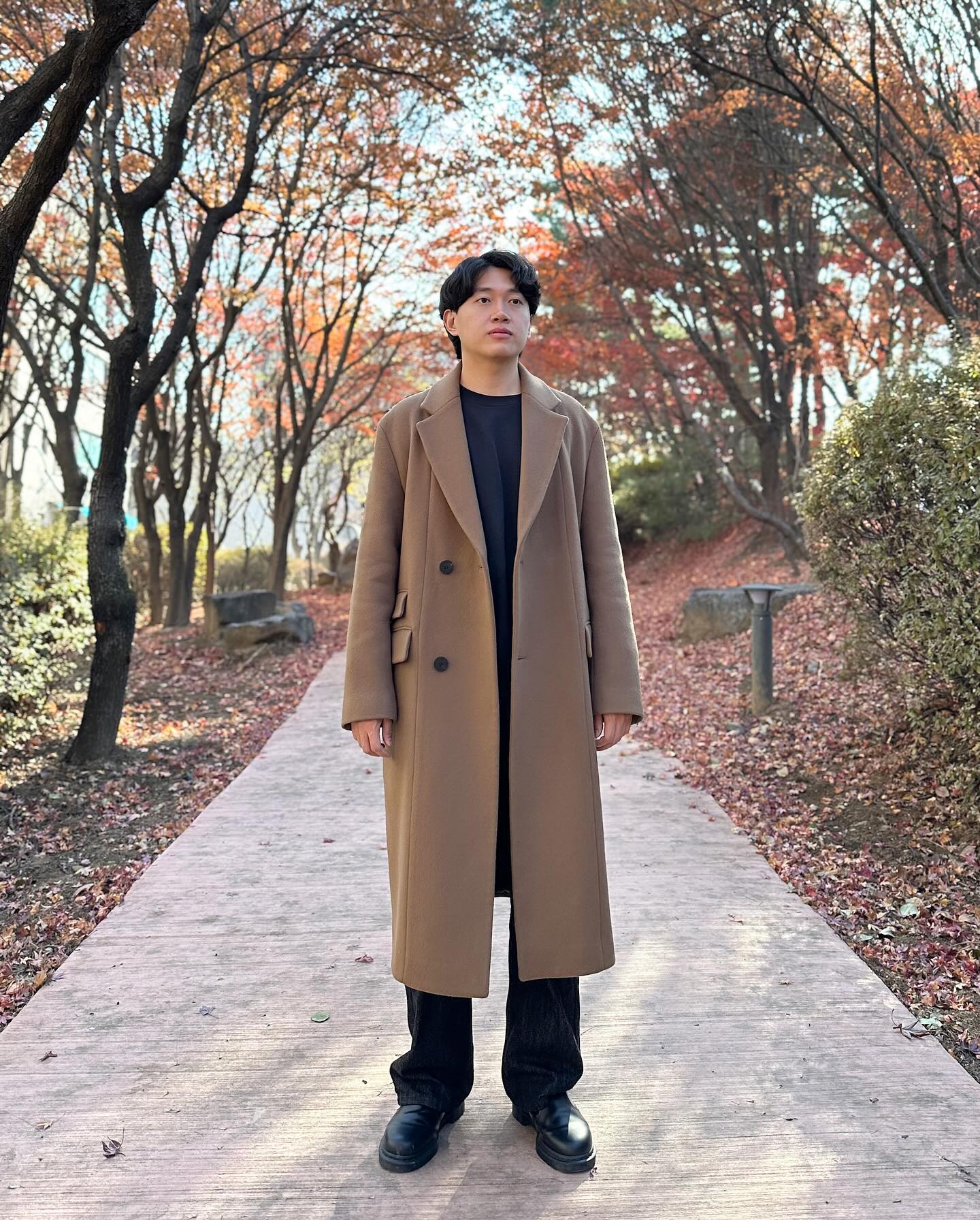 우영미 카멜 코트🧥
부드러운 카멜 컬러와 부드러운 쉐입이 이쁜 코트에요
무릎 아래로 길게 떨어지는 기장감도 좋아요😎😎
.
.
.
Coat: wooyoungmi 
Pants: solidhomme 
Shoes: drmartenskr