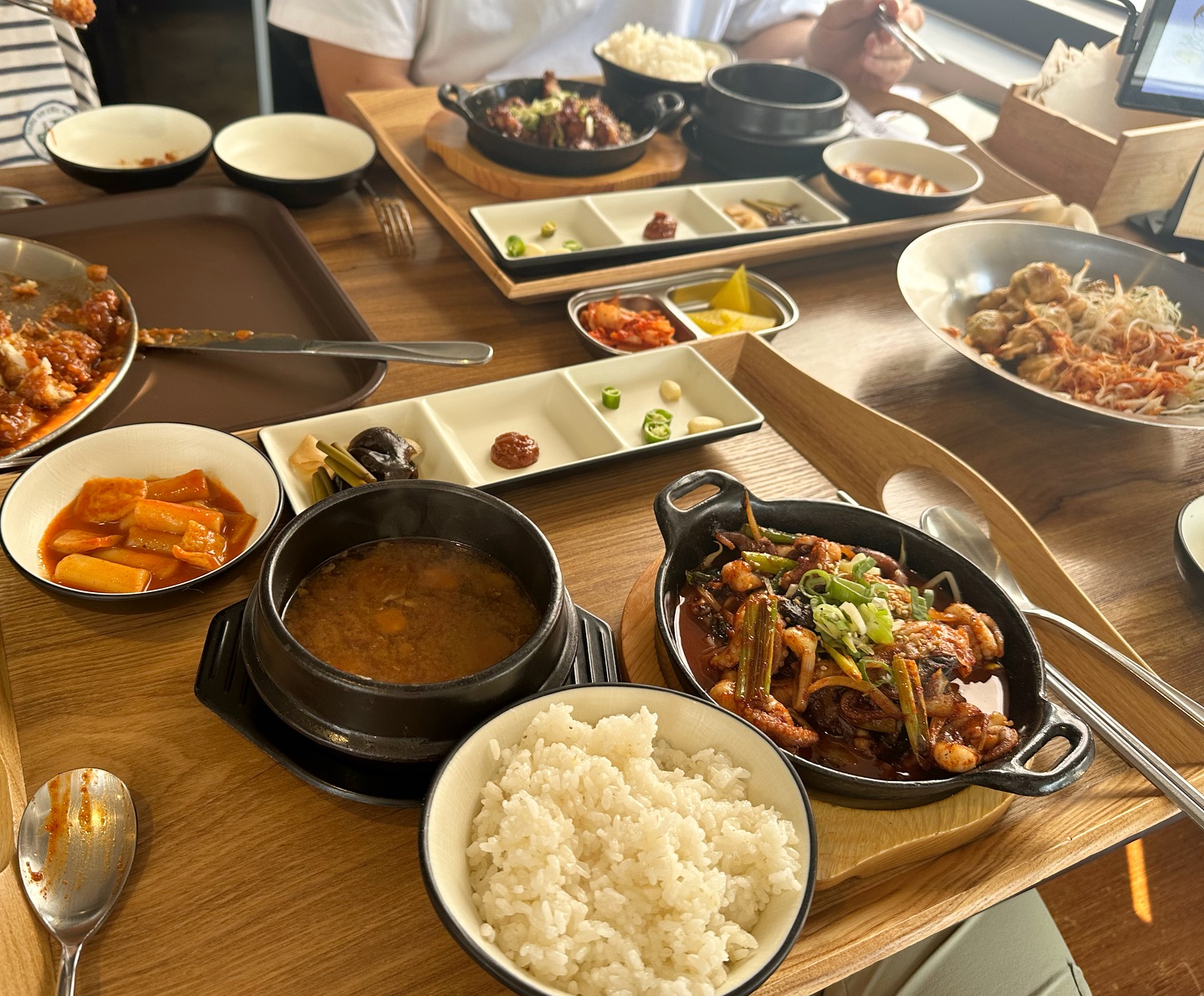 ☀️낮에는 밥집으로, 🌙밤에는 술집으로
낮과 밤이 다른 요술밥상✨
.
주말의 신세계백화점맛집들은 웨이팅이 수십분이라
신세계 바로 옆 요술밥상에서 밥 먹고 백화점으로 춍춍🖤
.
만원대의 저렴한 가격에 양 푸짐🥰
(밥은 그냥 머슴밥 수준)
맛도 할머니의 깊은 손맛까지는 아니지만 
보통이상은 해서 온가족 포식하고옴😄
.
특히 아이들때문에 기대없이 시킨 돈까스가 소스부터 
바삭한 돈까스까지 넘 맛나 엄청 뺏어먹음👍
.
우린 음식기다리는 동안 보드게임하며 시간 떼웠는데,
원래는 밥먹고나서 차마시며, 후식먹으며 보드게임하는 컨셉.
실제로 우리 제외하고 데이트,친구끼리 오는 분들 많았음🌱
.
밤에는 분위기있는 술집으로 변신하는데다
소주까지 무한제공된다하니 낮-밥집, 
밤-술집 찾으시는 분들 출동🤗
.
#대구신세계근처맛집#대구신세계백화점맛집#동대구역맛집#대구맛집#대구신세계술집#동대구역술집#맛스타그램#대구신세계술집#동구데이트#대구데이트#대구#맛스타그램 소통