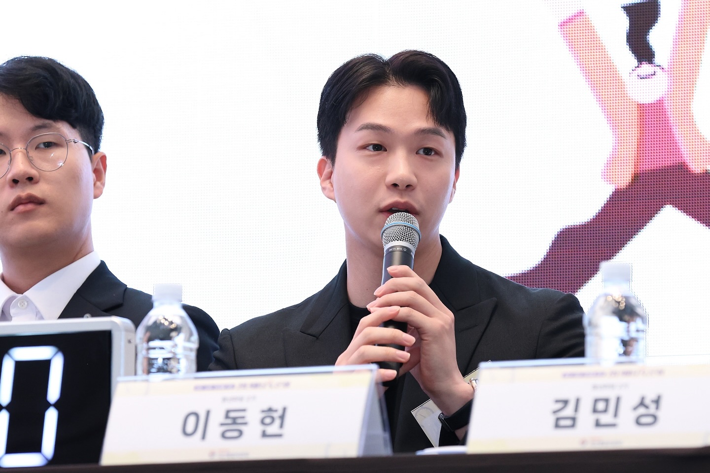 청년 대표 토론자로 ‘AI 기술 발전이 혐오범죄를 조장할까?’라는 주제의 토론회를 다녀오게 되었습니다🫡

역사적으로 기술 발전은 항상 논란의 중심에 있었습니다. 
인터넷 초기에도 사생활 침해 우려가 컸지만, 필수적인 통신 수단이 되었습니다. AI의 악용 가능성에 대한 우려 역시 이해하지만, 과도한 규제가 혁신을 저해할 수 있다는 점이 더 큰 걱정입니다. 혁신은 자율성과 창의성에서 비롯되기 때문입니다. 
이런 환경이 우리가 넷플릭스 같은 글로벌 서비스를 만들지 못하는 이유일 수 있다고 생각되기도 합니다.

빌 게이츠는 “기술은 인간의 삶을 더 나아지게 하는 도구일 뿐”이라며, 중요한 것은 그것을 어떻게 활용하는가이다‘라는 이야기를 했던 적이 있었죠.
윤리적 사용에 대한 논의는 필수적이지만, 이러한 논의 자체가 결론적으로는 기술 발전을 제한하는 방향으로 흘러갈까 우려가 큰 부분이긴 합니다.

이번 토론에서 긴장한 나머지 기술 발전의 필요성을 충분히 설득하지 못해 아쉬움이 남습니다.
기술이 모든 문제의 해답은 아닐지라도, 저는 그것이 인간의 삶을 긍정적으로 향상시킬 수 있는 방안이라고 믿습니다.

토론에 참여하신 분들도 수고 많으셨습니다🙇🏻