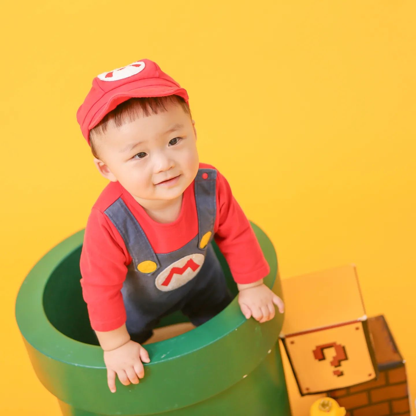 ▪︎
귀여워 증말
다 잘어울리네 우리아들!

우리 가족 두번째 가족사진도 찍고
촬영내내 너무 재밋었다

울지도않고 잘웃어준다며
칭찬받은 찬빈이
사랑해! 아 남편도!

#첫번째생일을기다리며 #돌사진 #아기슈퍼마리오 #아기왕