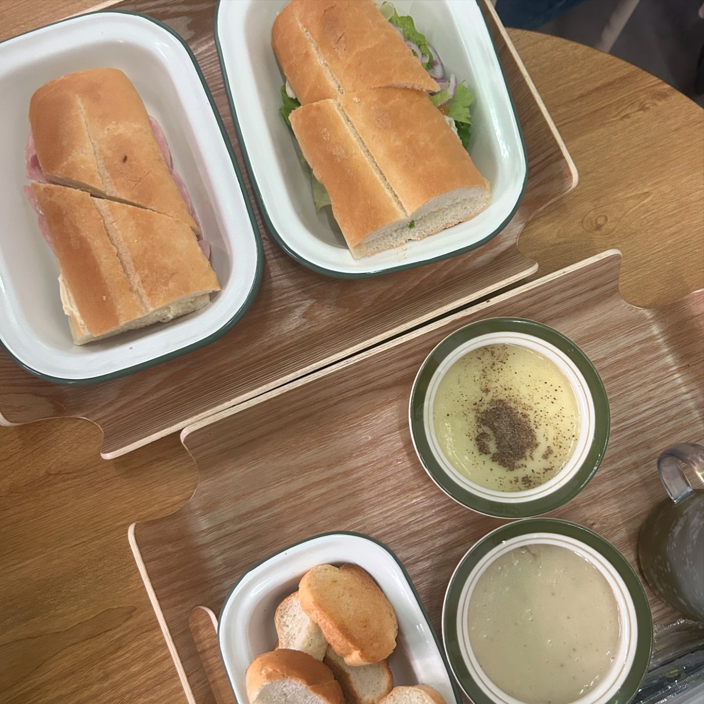 동네에 있는 로드샌드위치 

일단 가성비 좋고 
샌드위치는 당연 맛있어서 
자주 가는데
이번에 스프를 처음 주문해서 보니 
빵도 같이 곁들일 수 있게 제공!! 

다음에도 스프 주문이다!! 
#로드샌드위치 #본점 #샌드위치맛집 #강동샌드위치 #굽은다리샌드위치