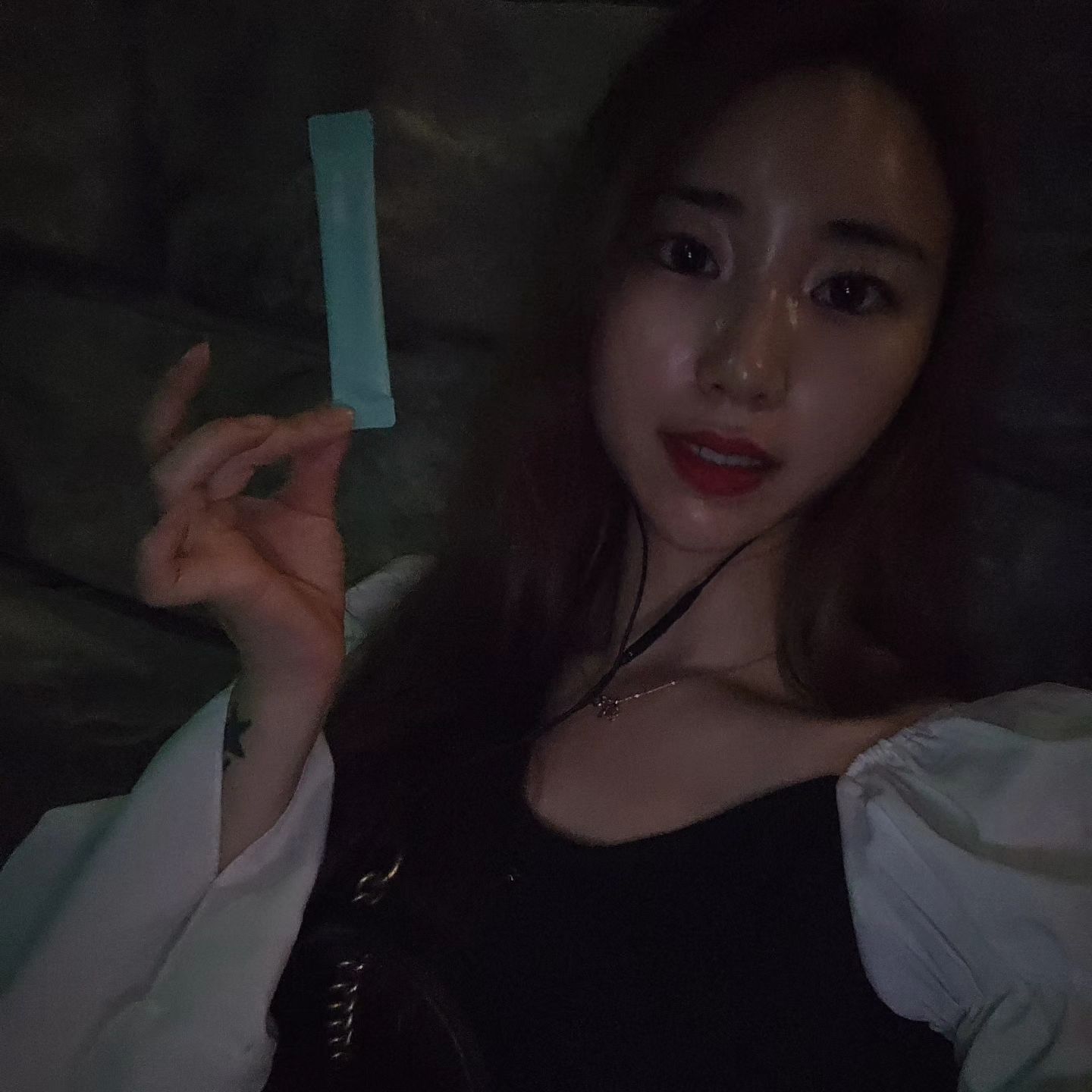 #협찬 👸예브넨 빼지톡톡👸

 맛있는거 먹는거 엄청 좋아해서 맨날 찾아 먹는데 한편으로는 불안불안한 먹보 인생ㅠ.ㅠ

마음의 위안을 얻고자 보조 식품을 알아보는데 부작용들은 귀에 많이 들려오고ㅠ.ㅠ
건강은 잃기 싫고!
그러다 건강한 다이어트 보조 식품을 고르다가 발견한 예브넨 빼지톡톡!

해독주스를 환으로 압축하여 간편하게 섭취 할 수 있는 스틱형 환!

언제 어디서나 간편하게 섭취 할 수 있어여!

알맹이도 쪼꼬매서 먹을때 불편함이 없어여!!

#예브넨 #빼지톡톡 #자기관리 #이너뷰티 #다이어트그램 #운동스타그램 #운동 #여자 #해독주스 #다이어터 #health #헬스