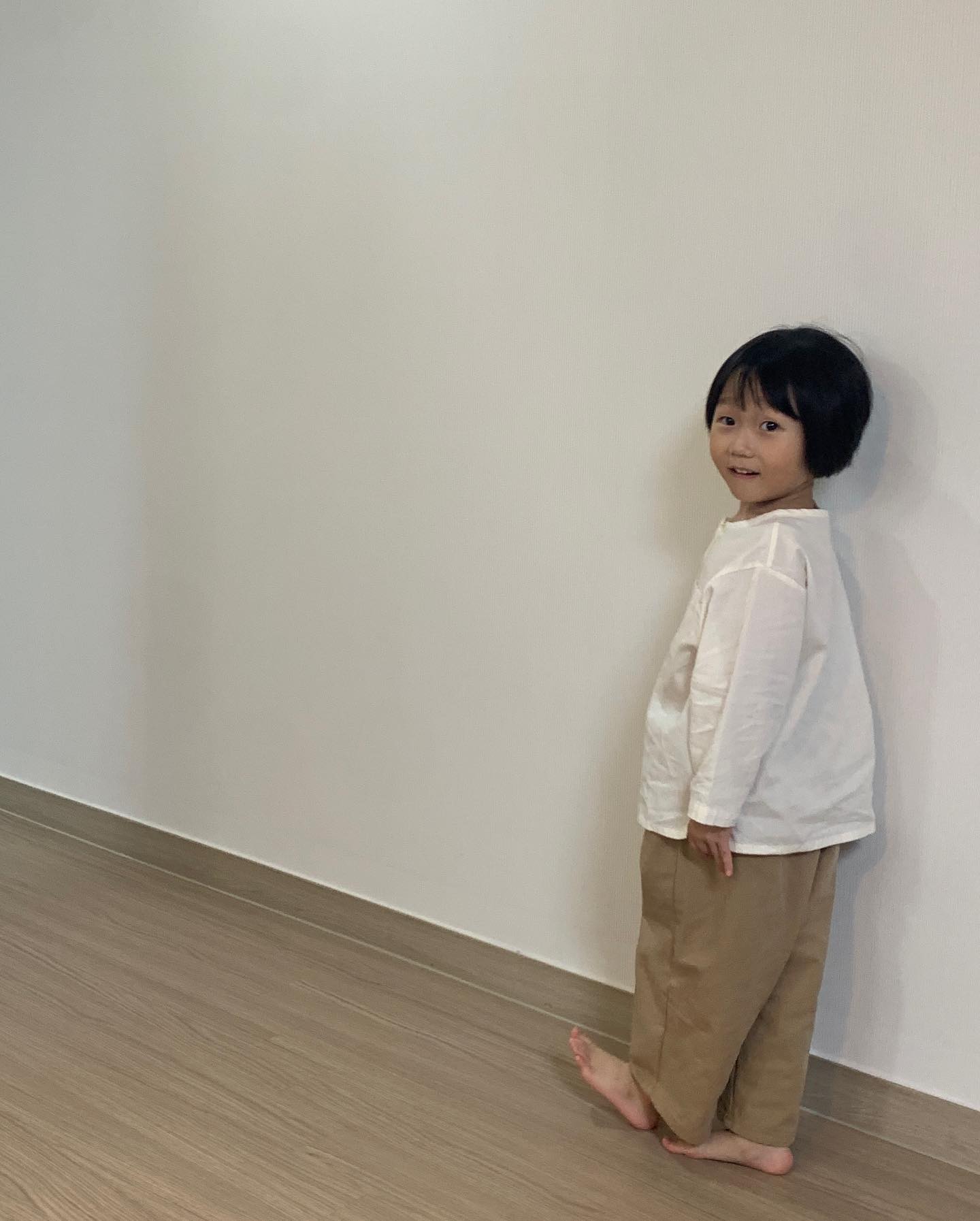 하반기 옷을 열심히 쇼핑하고 있어요 = 눈 아픔 👀

가을 느낌에 완전 찰떡으로 !
거기다 어떤 코디에 어울리는 상하의 !
아이들이 입었을때 활동하기에도 편안한 !
녜녜 그런 코디를 tory_jybebe 에서 찾아냈어요 -

옷 입을때 호불호 대단한 율이도 좋아하더라구요
이런 옷은 코디할때도 자꾸 손이 가는데
무난한 디자인과 컬러라서 자주 입어도 티가 덜나요 헹

지율이는 보통 옷을 아방하게 구매해서 M 사이즈 입었어요 -
저 코디는 여윽시 넉넉한 핏이 탁월했어요 💛

𝒚𝒖𝒍 _ 103cm / 15kg