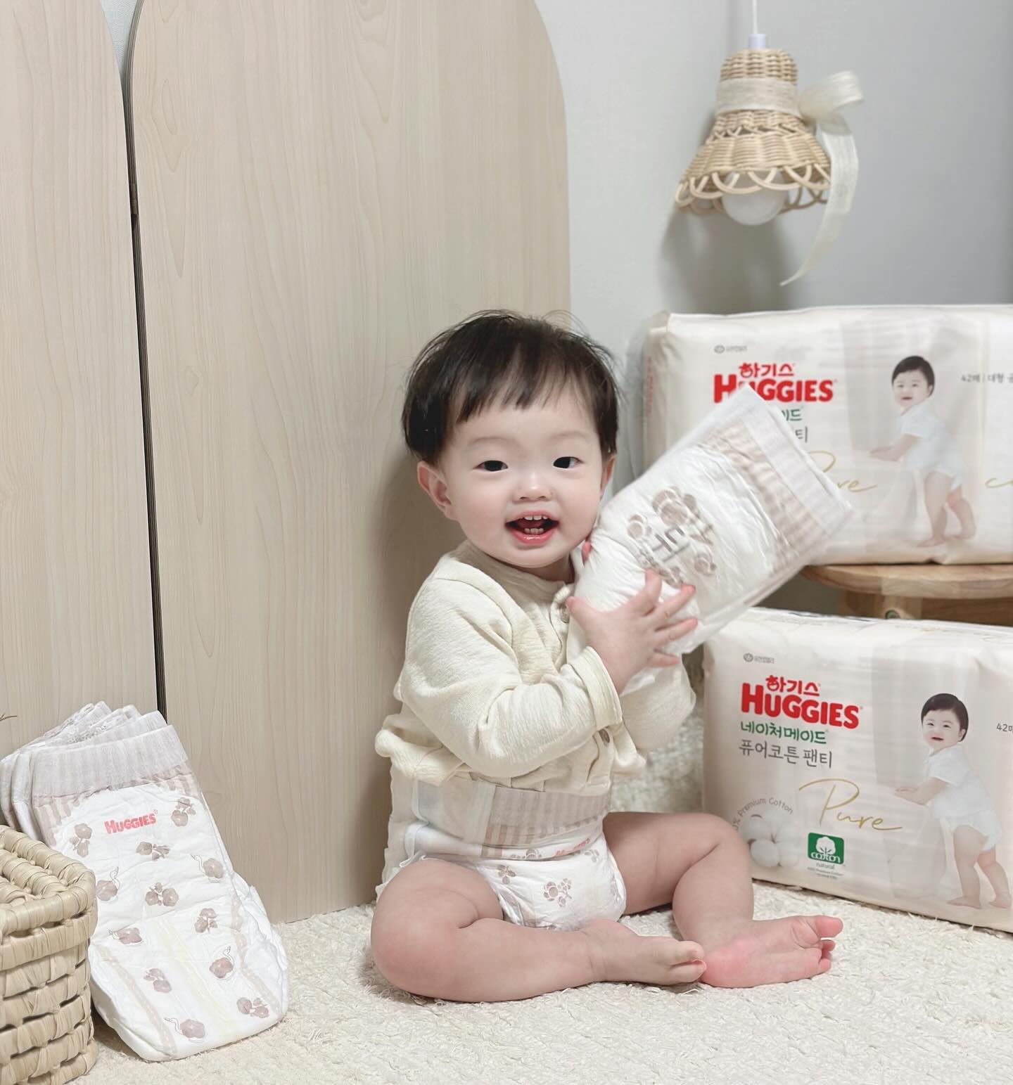 #제품제공 huggies_korea
 
24년에도 윤우의 엉덩이는 하기스 네이처메이드
퓨어코튼으로 순하게 지켜주고 있어요 🤍
 
아기피부에 좋은것만 골라 자연에서 온 소재로 만드는
네이처메이드🌿 그 중에서도 네이처메이드 퓨어코튼은 
안커버가 100% 순면으로 되어있어 상상이상으로 
보들보들하고 시어버터 로션이 함유되어 있어서 
여린 윤우 피부에도 안심하고 사용 할 수 있어요 🫧
 
수프림 소프트 360 허리밴드도 신축성이 좋고 
기저귀 겉커버와 허리, 다리밴드 부분이 부드러운 소재로 되있어서 
예민한 윤우가 기저귀 때문에 찡찡거리는 일이 없더라구요 ✨
 
듀얼액션코어가 새롭게 적용되 흡수가 빠르고 통기가 잘되
쉬야를 해도 울지않고 편안해해서 더 좋았어요 ☺️
 
자연유래 소재로 만들었을 뿐 아니라, 재생 가능한 원료를 
활용해 한번더 지구와 아기를 생각하는 하기스 ♥️
 
FSC인증 획득, 저자극 안정성 검증 완료, 
100% 국내 대전공장 생산으로 믿고 사용 할수있어요 🫶
 
하기스 네이처메이드 원래도 너무 좋지만 
새로 출시된 아기에 편하고 지구에 착한 네이처메이드 
퓨어코튼도 꼭 한번 사용해보셔요 🤍☺️
 
#하기스 #하기스네이처메이드퓨어코튼 #하기스기저귀 #순면기저귀 #조리원기저귀 #기저귀 #신생아기저귀 
 
(* 하기스 네이처메이드 퓨어코튼에 적용된 100% 순면 안커버와 펄프는 염소가스 표백을 거치지 않았으며, 미국 FDA에서 권장하고 있는 방법을 사용한 소재입니다.
피부자극테스트까지 완료하여 연약한 아기 피부에 더 믿고 사용할 수 있으며, 지구 산림 자원 보호를 위해 FSC 정식 인증 받은 펄프를 사용합니다.)