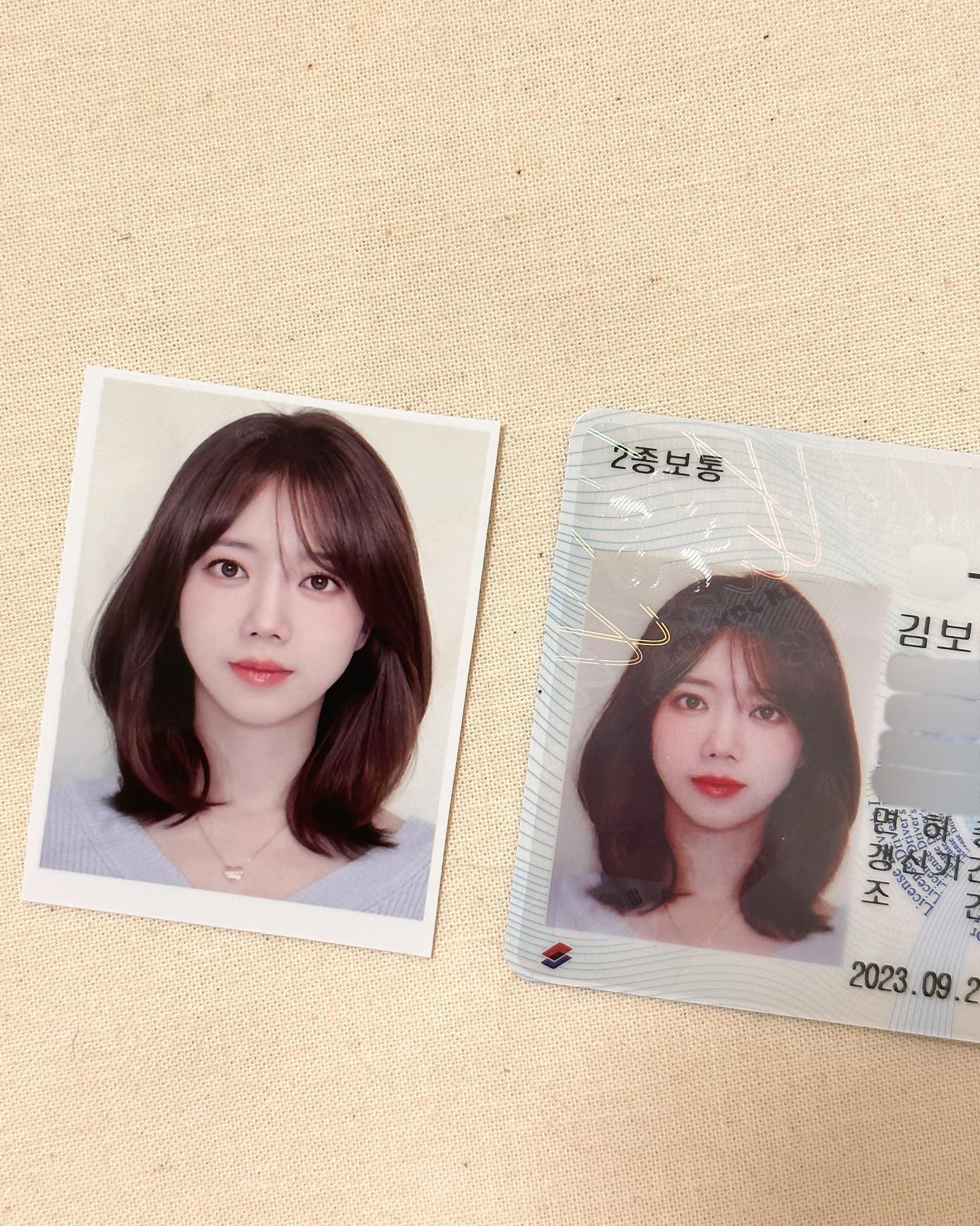 면허증 사진 + 여권 사진 드디어 새로 찍다••📷
아니 근데 면허증으로 발급하니까 
왜 갑자기 색조화장 7080 메콥으로 변하는거죠••❔🥲
다덜 발급하실때 참고해서 보정하세유••

+마지막장은 욕심내서 렌즈꼈으나 
대차게 만장일치로 반대당하고 인화조차 안한짤ㅋ

#증명사진 #면허증 #여권사진