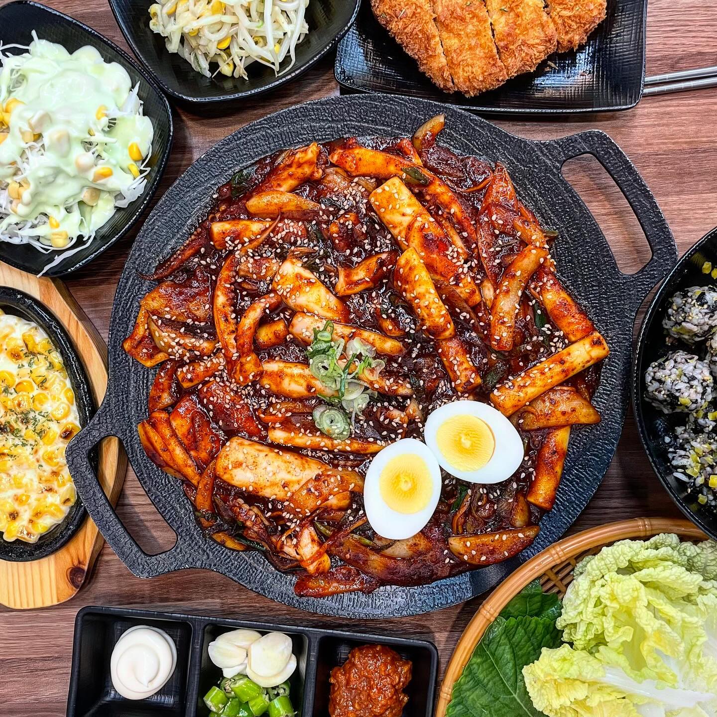 #정담집밥

내가 좋아하는 우리동네 밥집!
매콤한 오징어 볶음이랑
퐁실한 계란찜!
직접 만드는 주먹밥과
사이드로 즐기는 돈까스까지!
마무리는 우동사리 추가하기🥰

🏠서울 강서구 우현로 1 1층 정담집밥
⏰매일 11:00-24:00