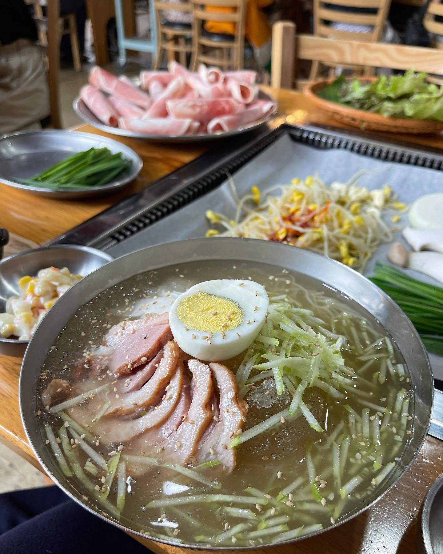 #서울대공원맛집 #더차돌 #오리차돌박이 #오리밀면 

과천 #서울랜드 에서 진행한 #마이크로서울페스티벌 
참석 전 인근의 #서울랜드맛집 에 다녀왔어요~

영화배우 박준서 쉐프가 운영하는 더차돌 ~!

120시간 숙성 오리차돌박이로 맛집프로 방영 및
많은 연예인들이 다녀가는 과천맛집이에요~

인근 산세가 눈에 들어온다 싶었더니
청계산맛집으로도 많이 찾더라고요. 

선바위와 경마공원 사이에 위치해 있고
대공원과도 가까운 오리고기맛집 강추~^^

밀면에 올려진 훈제오리도 기깔났고
오리로스와는 또다른 색다름이 있더라고요.

또 먹고 싶다.. 자꾸 생각나는 그 맛 ㅠㅠ

#과천맛집 #청계산맛집 #경마공원맛집 #선바위맛집 
#우면동근처맛집 #과천과학관맛집 #과천맛집추천 
#배고파😭 #먹고싶다그램 #자꾸생각나는맛 
#서울찐맛집 #seoul🇰🇷 #koreatravel #koreatrip