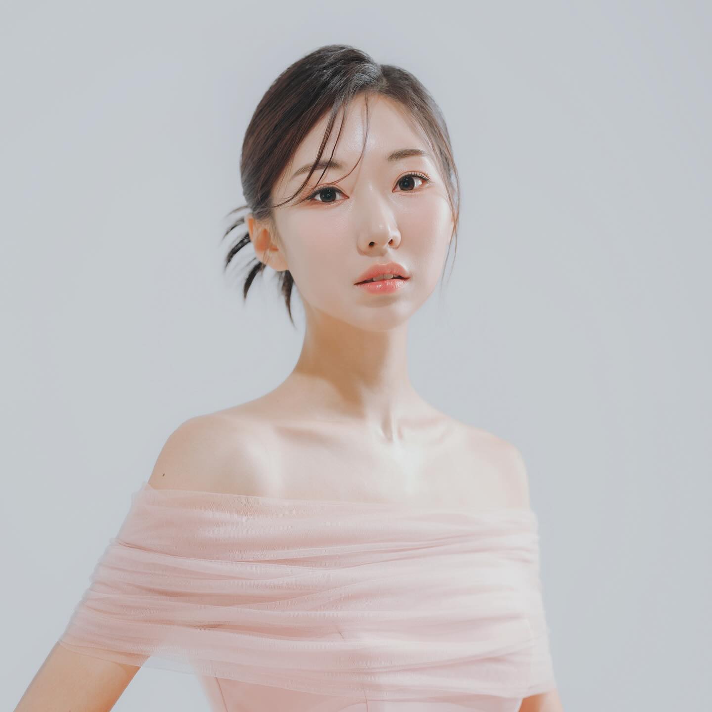 🎼
참가자들의 평안을 위해 기도하는 경연주최자
기도로 지혜를 구하고 말씀에서 힘얻는 기획자
하나님의 영광을 위하여 나아가는 예작음악사 대표
김성은입니다
2023년도 은혜뿐이었습니다
2024년 은혜안에 뛰어놀겠습니다
#감사합니다
🎼
#예작음악사
#예작음악콩쿠르
#음악콩쿠르
#피아노캠프
#입시마스터클래스
#콩쿠르세미나
#수상자연주회
#음악봉사활동
#연주자 #예술가 #피아노
#hug #리라클