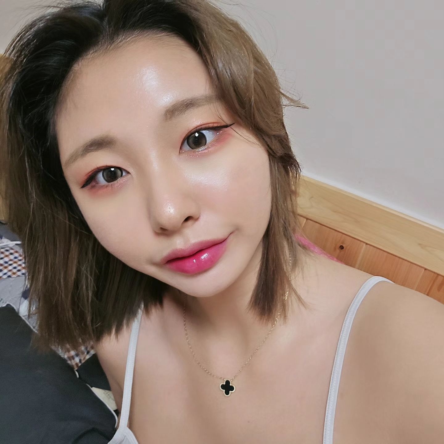 5월에 렌블링 공식몰 🎊오픈🎉예정인 렌블링 렌즈 먼저 사용해보기🫶
3번째 사진까지는 #올로뷰피넛브라운 
4~5번은 #올로뷰워터올리브 는 쌩얼에 끼고말았지 모얌🤣🤣
총 4가지 색상 중 나의 두가지 픽❗️
#렌블링 #축고정 #렌즈추천 #컬러렌즈 #올로뷰워터그레이 #올로뷰피넛초코 #한달렌즈 #한달렌즈추천 #렌즈리뷰 #렌즈 #자연스러운렌즈 #자연스러운렌즈추천 #좋아요 #댓글 #dm