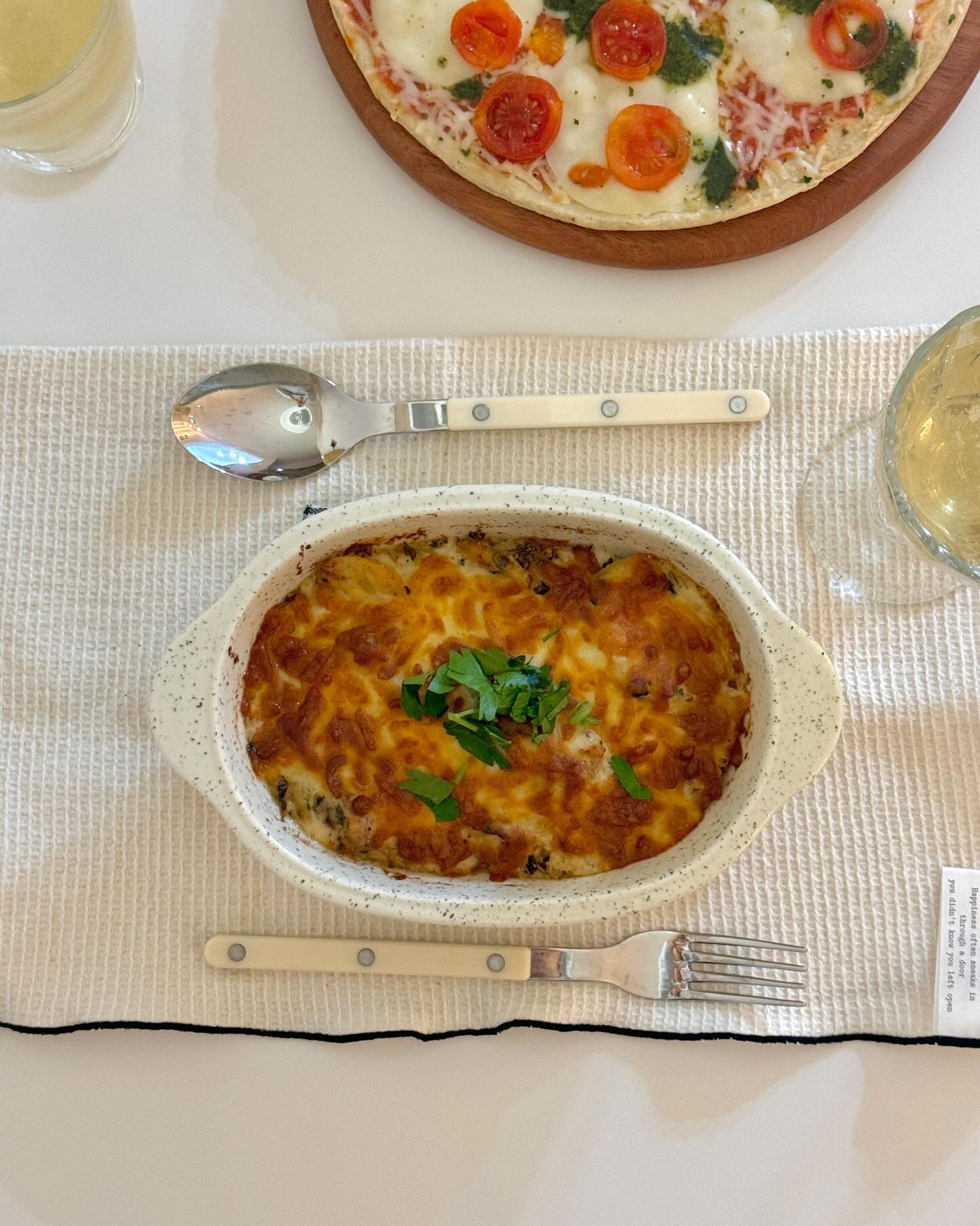 감자그라탕🥔🤍

혜니쿡 레시피 참고해서 만들어봤는데,
소스가 진짜 맛있어용!! 😋
고소한 명란크림소스에 감자+치즈가 정말 잘 어울려요!
생파슬리 다져서 올리니까 풍미도 좋았구요💚

계속 뒤적거리며 감자 골고루 익히는 과정이 조금 귀찮긴한데
그만큼 또 맛있더라고요ㅎㅎ💛

남편이랑 먹고 넘 맛있어서 
가족한테도 한번 만들어드렸는데
소스까지 싹싹 다 드시는거 보고 완전 뿌듯했어요💕

저는 집에 모짜렐라 치즈밖에 없어서 그것만 올렸는데
치즈 다양하게 올려주면 훨씬 더 맛있을 것 같아요👏

👩‍🍳재료
작은 감자 2개(250g), 양파 1/4, 베이컨 2줄, 소세지 1개, 마늘 2개, 페페로치노(베트남고추 1개), 명란젓 1개, 생파슬리, 올리브오일, 버터 반스푼, 화이트와인, 생크림 100g, 우유 100g, 치즈, 소금, 후추

#감자그라탕 #감자요리 #그라탕 #크림소스 #홈스토랑 #집밥 #홈쿡 #양식