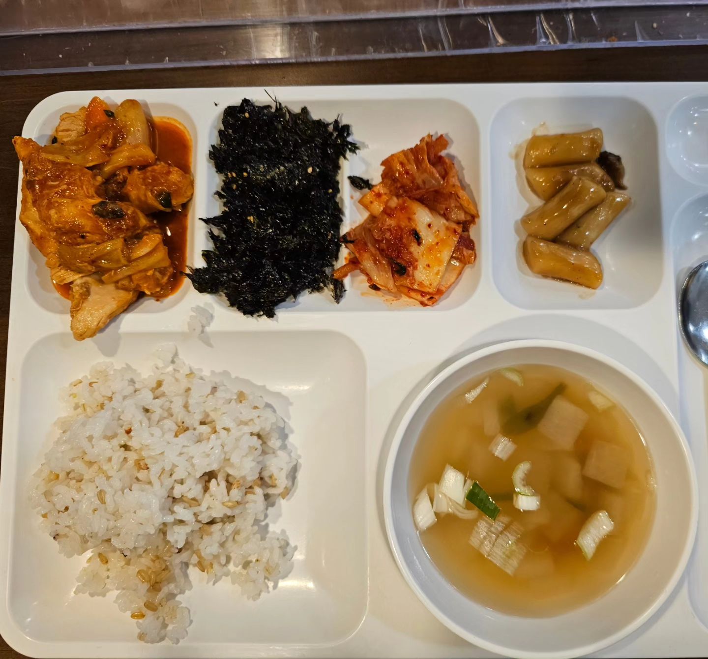 생각해보니 지난주는 도시락안싸구 다녔던거같은,,
또 직원식당🤔
이날 원래 초밥을 먹고싶었으나 전화를 안받아서 울며겨자먹기로 식당갔는데
생각보다 평타여서 야무지게 먹고 오후근무한 나 ㅋㅋㅋㅋㅋㅋㅋㅋㅋ
#깻잎닭갈비#궁중떡볶이#김자반#건새우무국