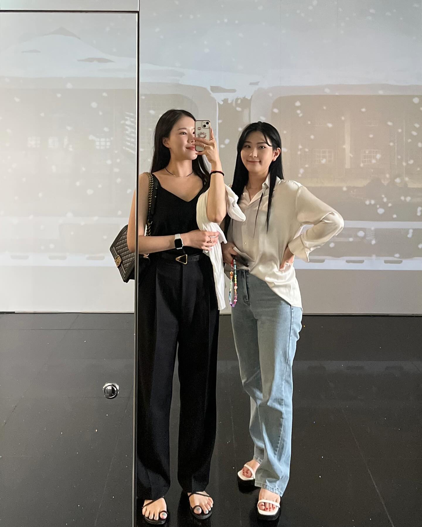 -
여동이랑 #여의도데이트 👯‍♀️
맥스달튼 전시 동생 보여주고파서 또 보고
그 유명하다는 화목순대국 흡입 후 스벅 입가심 하고
간만에 술 없이 한강공원에서 2차식사?!..
푸드트럭 목살바베큐 #제발먹어주세요 😝

자매끼리 만나면 하루종일 먹고 또 먹지..

#맥스달튼 #맥스달튼영화의순간들 #11월26일까지
#화목순대국 #먹을텐데 #성시경맛집
#잠원한강공원 #목살바베큐 #푸드트럭맛집
#먹태깡 #자매데이트 #그만하자이제
