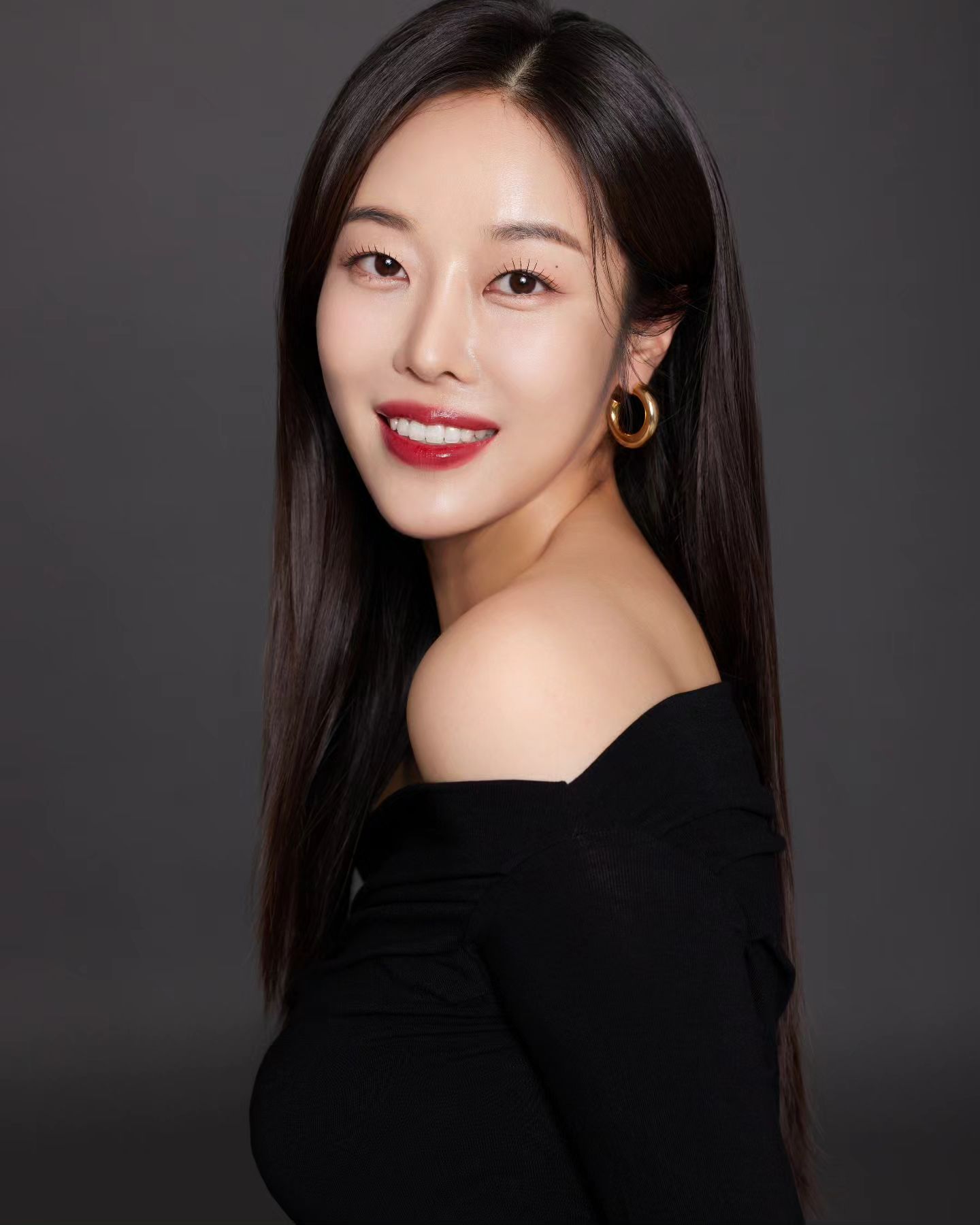시크하고 싶었는데 활짝 웃어버렸지 모야🖤