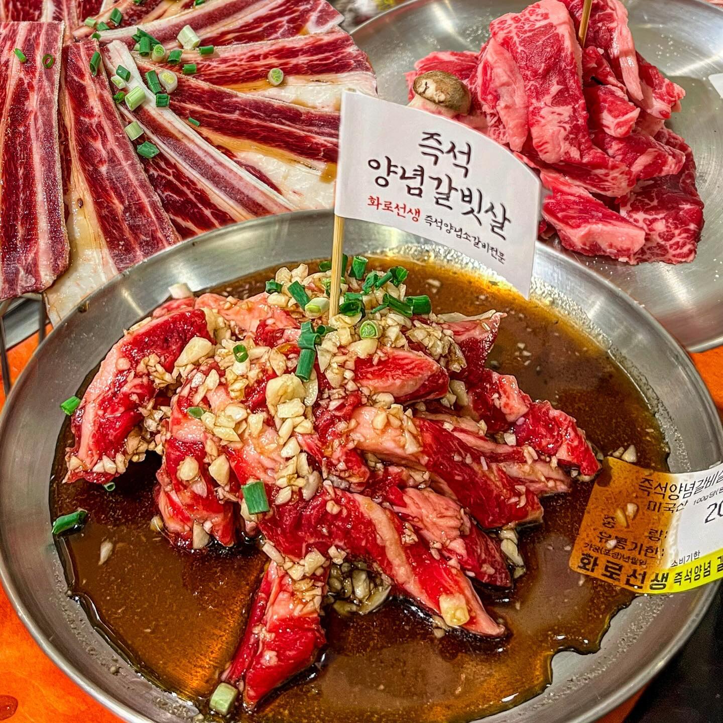 간만에 서면 고기집 뚫었다,,소고기 싸도 만원대겠지..싶었는데 7천원대 소갈비살이라니,,👍🏼싼맛에 먹는거 아니고, 맛도있는데 가격도 싸네~?😮💛 #서면 #화로선생 🚩
배너에서 부터 소고기 ₩7,900이라고 서있어서, 고기에 굶주린 사람이라면 안들어 갈 수 없다. 특히 서면바이브라면 무조건 술을 곁들여야 하는 곳~

우대꽃갈비+소갈비살+즉석양념소갈비살
200g씩 맛볼 수 있는 선생세트 시켰는데,
여자 세명이서 적당하게 배부르게 먹었다 싶었는데
사이드 시켜버리니 배 진짜 터져버리고,,,,,,,🫡
소고기 식단 하나 싶었더니 마무리는 역쉬 탄수즤

여기 제일 메인인 우대꽃갈비 대패는 얍실하게 썰려져 나와서 아주 비쥬얼 탑이라 꼭 먹어보ㅏ야 하는데, 갠적으로 즉석 양념소갈비살,,이거 뭔데 단짠단짠 공기밥 바로 시켜버림, 맨초밥 시켜 먹으면 더 맛있겠지만 밥 한그득 퍼서 간장소스 푸욱 찍어서 와사비 올려드세요....레알 jmt💛💛💛💛
갈비살 >> 우대꽃갈비 >> 즉석양념 순으로~
[보꿈밥은 써비스,,소곤소곤 아직 출시전인데 맛보라고 주신고예효]

서면 가성비 “소”고기집으로 임명합니다💘

📍서면_화로선생
-
-
-
#차밍푸드 #차밍푸드_서면
#서면맛집 #서면술집 #서면고기집 #서면핫플레이스 #서면소고기 #서면소갈비 #서면1번가맛집 #서면데이트 #부산소고기맛집 #부산고깃집 #부산가볼만한곳 #우대꽃갈비대패 #즉석양념갈비살 #갈비살맛집 #서면가성비맛집 #부산맛집정보 #서면모임장소 #30대모임 #부전동맛집 #전포맛집 #전포역맛집 #전포동고기집 #kfood #koreanfood #koreafood #mukbangkorea