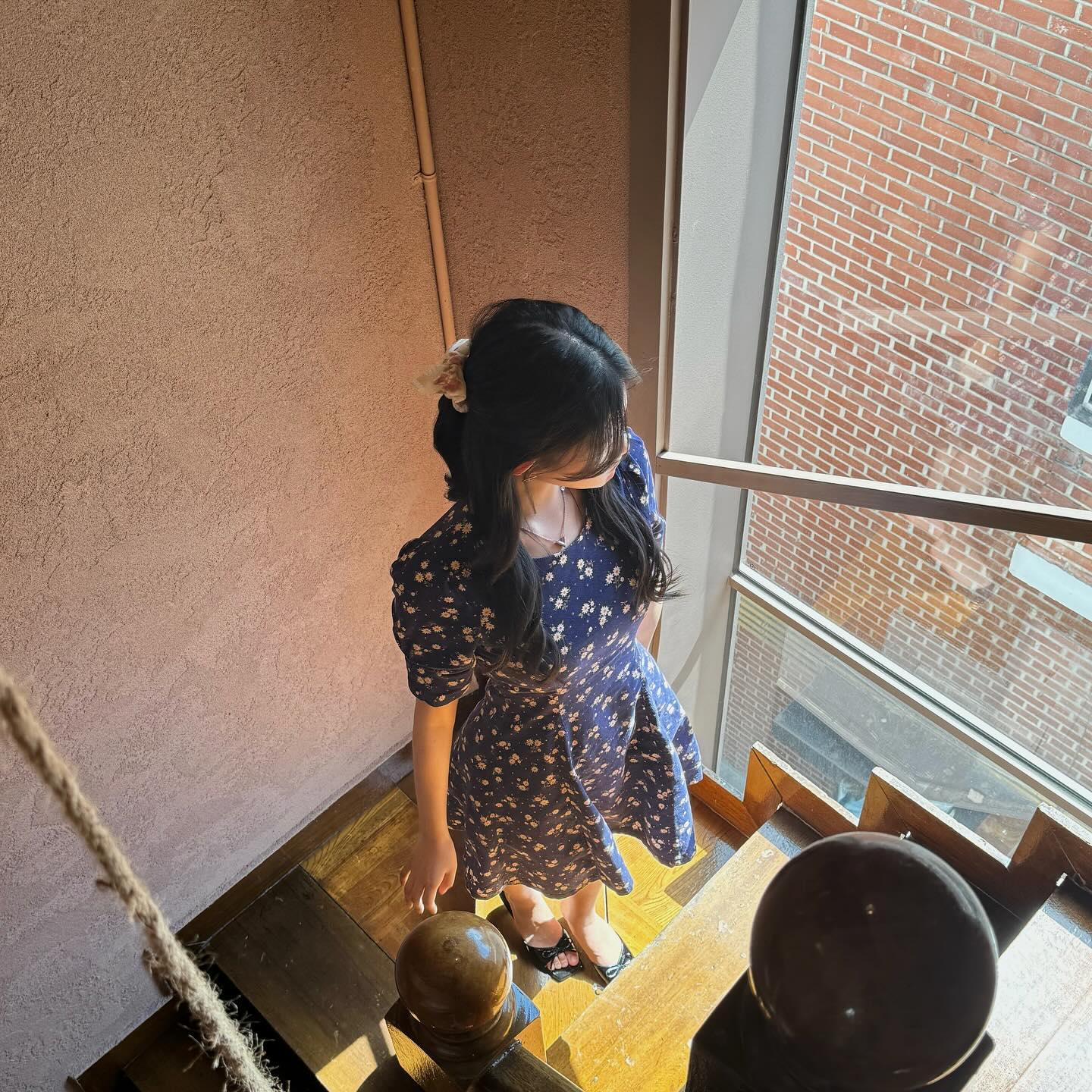 완전 귀염뽁짝한 리본 구두 e1izabeth_stuart 

요즘 리본 너무 좋은데 리본 달린 구두라니,,🖤🎀
진짜 어떤 코디든 찰떡이에요 
.
.
.
.
.
.
#엘리자베스스튜어트#여름신상#여름샌들#썸머슈즈#오오티디#오뭐입#오늘뭐입지#데일리코디#데일리룩#셀카#selfie#오늘의코디#여름샌들추천