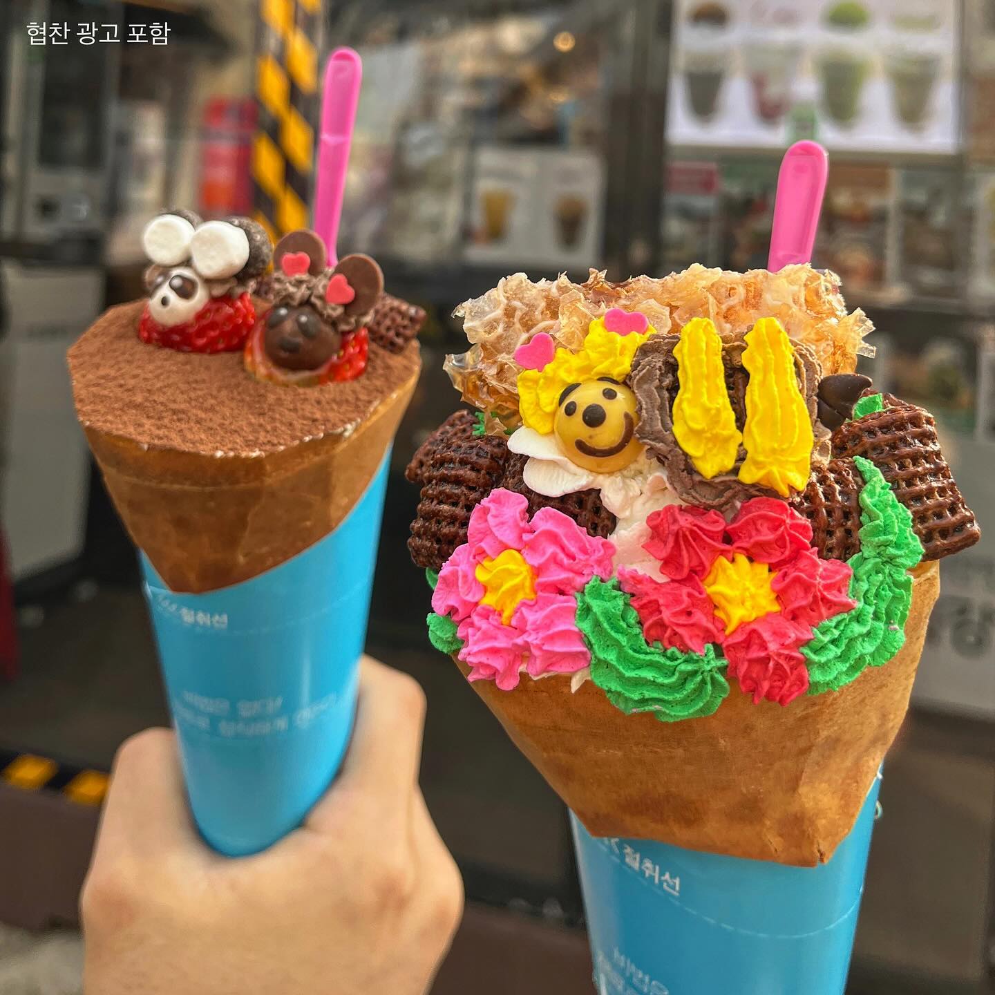 와 요즘 크레페 비쥬얼 ㅁㅊㄷ..🍓🥰

📍coffee_crepes_new 

신촌에서 무려 14년째 크레페집을 운영중이고
가족분들이 운영하시는 유기농 딸기농장에서 공수 받아
1년 365일 생딸기만 취급하여 더욱 싱싱한 
딸기크레페를 맛 볼 수 있는 곳이라 더욱 좋았어요

저는 벌집꿀+ 생크림 조합 , 티라미수 + 딸기 조합
으로 먹었는데 벌집꿀이 통째로 들어가 있어서 
세상 달달하니 너무 맛있었고 , 티라미수와 딸기의
조합이 생각보다 너무 잘어울려서 맛있더라구요!

특히 크레페가 진짜 쫀쫀 쫄깃하니 죤맛이예요 ㅠㅠ
에이드 종류도 다양하고 가격도 저렴하고 
신촌역 1번출구 바로 앞에 위치해서 접근성도 좋고
건너편엔 현대백화점이라 데이트로 딱이예요🫶

네이버 플레이스 예약과 주문 쿠폰 활성화되어 있고
배달 & 포장 모두 가능해요!!

#크레페 #크레페맛집 #신촌역 #신촌 #신촌데이트 #디저트 #커피크레페 #커피크레페본점
