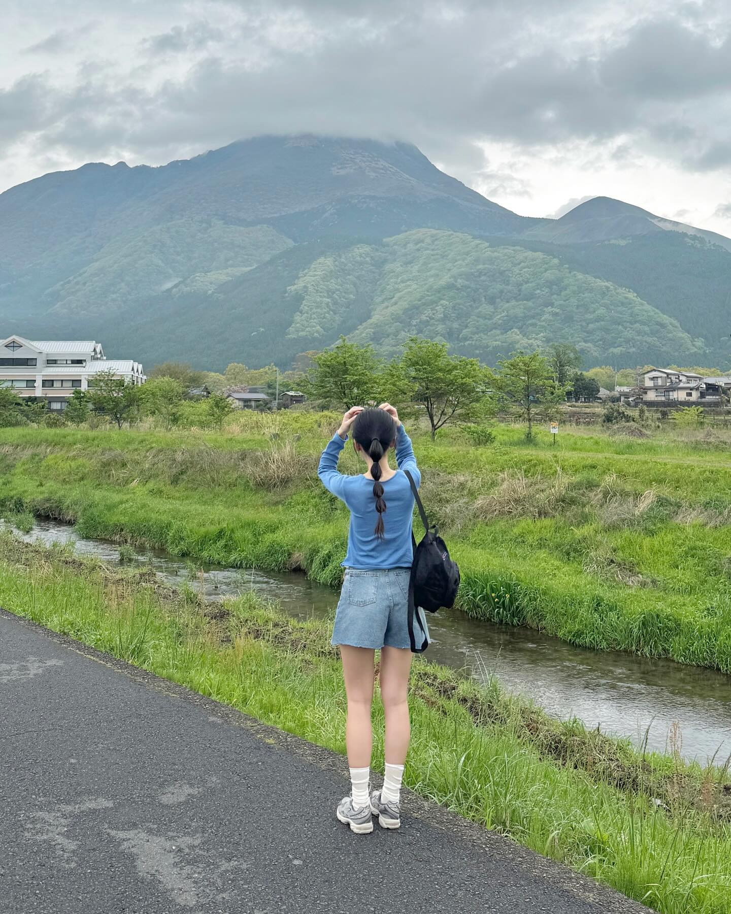 유후다케🏔️-벳푸♨️-히타🚲-다자이후⛩️
비와도 엄마랑 넘넘 재밌어서 스토리 올릴 시간도 없었던 .. 히히..
엄마랑 벳푸에서 족욕하고 나왔는데
빨간양말 신은 것처럼 변한 내 다리 어이없었다 ㅜ ㅜ
그리구 족욕 후에 비 피해서 먹는 라무네와 계란까지 완벽🥚🥤
히타에 소노다 사장님이 가츠동 고기 진짜 부드러울거라고
음식 기다리는 동안 내 기대를 높이셨는데, 웬걸 ㅜ ㅜ
내 기대보다 훨 부드러웠던 미친 가츠동... 또 먹고싶다.. 힝구.. !
다자이후에서는 명란바게트랑 우메가에모찌랑.. 현지인들이 많이 사먹길래 먹은 무슨 떡이랑.. 간식 잔뜩 먹었ㄸㅏ ! !
하루종일 열심히 돌아다니고 하루의 마무리는 모츠나베와 레몬사와 🍋🍲
그리고 (내가 만든!)토깽이야.. 뭉개지고 찌그러지고 다 젖게 만들어서 미안.. 너두 고생 많았다 ..