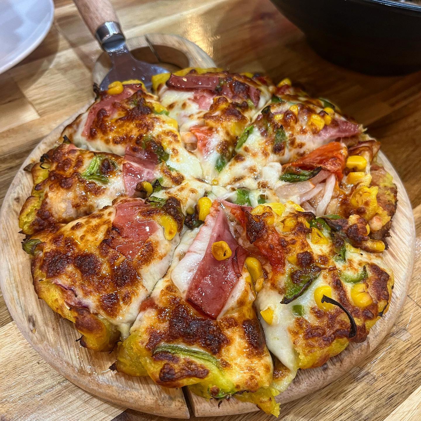 📍부산_부산대
🏷️혼돈 불고기돈까스&함박스테이크

🍖부산대 추억의 혼돈을 아시나요? 
학생 때 무조건 한번은 가봤을 법한 혼돈🥹
자리를 이전했더라구요! 전보다 더 깔끔해지고, 맛은 여전해서 좋았어요

✔️고구마피자불고기돈까스 0.99 
✔️함박스테이크 0.79 
✔️라이스그라탕 0.89 

가격대도 여전히 착한 가격! 
여러개 시켜서 배부르게 먹고 나올 수 있었어요😋

🍕🍠고구마피자불고기돈까스는 꼭 드세요 
피자도 아닌것이 돈까스도 아닌것이…역시 혼돈 시그니처 메뉴!❤️‍🔥

🍳제 개인적인 원픽은 함박스테이크였어요 
다 잘라서 나오는데 육즙+기름 쫙 터지고 완전 야들야들 그자체! 
함박스테이크 좋아하시는 분들은 강추👍🏻👍🏻

.
.
.
#모꼬모꼬 #모꼬모꼬부산 #부산대 #부산대맛집 #부산대밥집 #부산대술집 
#돈까스 #돈까스피자 #함박스테이크 #스테이크 #그라탕 
#부산맛집 #혼돈 #부산대혼돈 #피자돈까스 #먹스타그램 #오늘뭐먹지 #pizza
