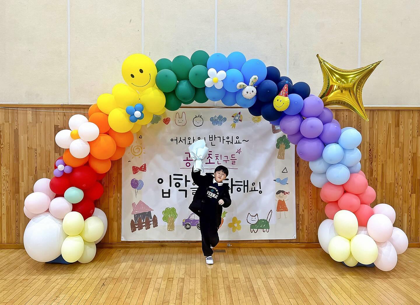 #초등학교입학 🎉
.
올해 입학식이 없었던 초등학교가 많았다는 뉴스를 보고는
남일같지가 않았다. 😐😐😐
태양이가 입학한 학교도 태양이포함 입학생이 2명이었으니 말이다.
나홀로입학이 아님에 감사하고는 있는데,,,,ㅎ🙄
.
시골학교의 특혜?! 랄까ㅎㅎㅎ
거의 1:1 개인수업이고~ 방과후도 다 들을수 있고~
개인 바이올린, 인라인스케이트도 있음ㅎ
누나형들이 찾아와 같이 놀아주고~
입학식때 누나들이 태양이한테 귀엽다고 말하는걸 들었,,,🤭
가장 좋은건 스쿨버스로 4시30분에 하교한다!!!!!!!
.
#우리_초등학교생활_잘_해내보자 👍🏻
.
#초등학교입학 #초딩 #입학식 #초딩4일차