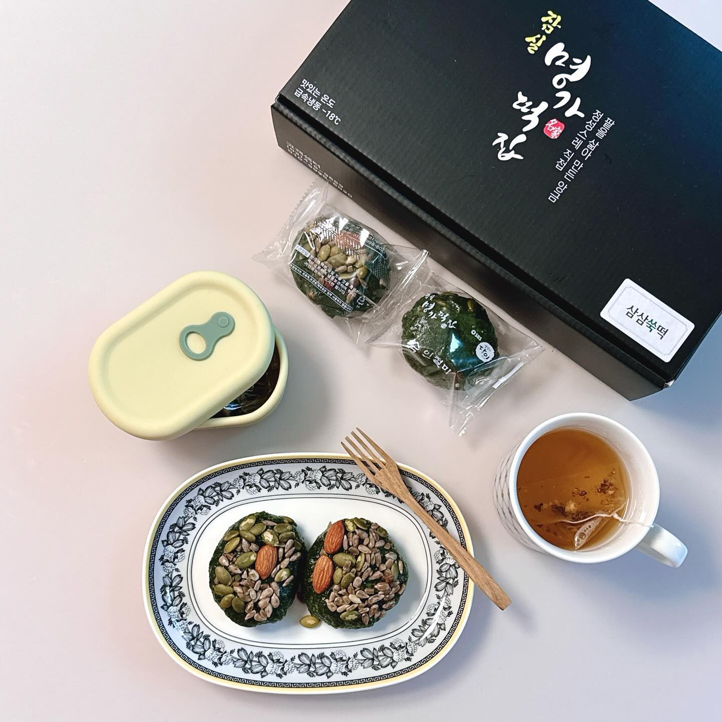 #협찬
 
늘 챙겨야하는 간식! 건강한 간식 준비하려고 해요.
든든하면서도 맛있는 떡은 최고의 간식거리랍니다.

생활의 달인에도 나왔던 명가떡집 찹쌀떡 좋아해서
이번엔 고소한 견과류 가득한 삼삼쑥영양찰떡으로!

제주산 쑥이 들어가 쑥 향과 맛이 진해 넘 맛있고요
아몬드, 호박씨, 해바라기씨, 치아씨드까지 추가해
식감, 고소함까지 맘에 드는 삼삼쑥영양찰떡이에요.

택배 배송되는 떡~ 수령 즉시 냉동보관하면 되고요
자연해동과 전자레인지 15초~1분 돌리면 된답니다.

함께 선물받은 실리콘 스팀홀 용기 너무 좋더라는요.
예쁜 전자레인지 전용 용기라 사용이 너무 편하네요.
학원가는 아이 중간 간식이 필요한데 완전 딱이구요
큼직한 삼삼쑥떡 두개 녹여 보냈더니 잘 먹었다네요.

등교 전 아침 꼭 챙기는데 떡 하나면 간편하니 최고!
혼자 밥 챙겨먹기 귀찮고 번거로웠는데 맛있는 떡을
녹여 차와 함께 먹으니 든든하고 맛있어서 좋답니다.
 
 
#명가대왕찹쌀떡 #명가쑥인절미 #명가삼맥 #식사대용 #간식거리 #떡 #도시락 #건강간식 #간식추천 #영양찰떡 #삼삼쑥떡 #아침식사대용 #아침메뉴 #떡스타그램 #떡추천 #한끼해결