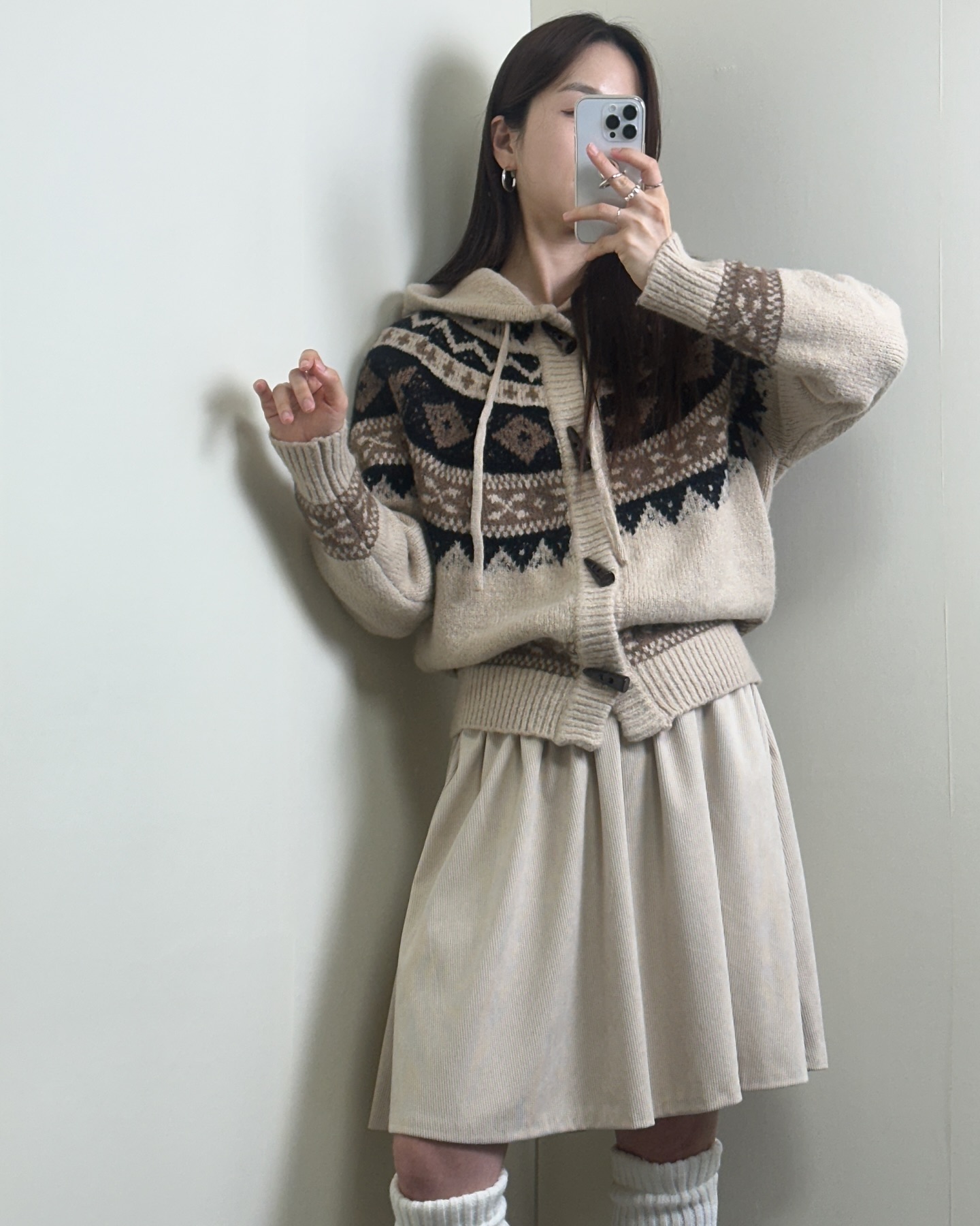 마음에 들어 바로 피드 박제 하는 코디 ⛄️🤎
연말 느낌 낭낭한 눈꽃니트 코디는 참 사람 마음 몽글몽글하게 만드니께..❄️✨

🔗 피드 속 코디된 눈꽃 가디건은 단독 최저가로 프로필 링크에서 구매 가능합니다! <할인기간 : ~ 12/15 >

📌 코디정보
- 👕 가디건: lafudgestore 울 자카드 후드 더플 니트_Beige
- 👖 스커트: binary01_official 카멜리 코듀로이 미디 스커트

#니트추천#니트코디#겨울코디#여자겨울코디#여자니트코디#여자가디건코디#겨울가디건#겨울니트#울니트#노르딕니트#연말룩#크리스마스룩#크리스마스코디#연말코디#직장인코디#출근룩#노르딕가디건#코위찬#노르딕#눈꽃니트#크리스마스니트#패션계정맞팔#캐주얼