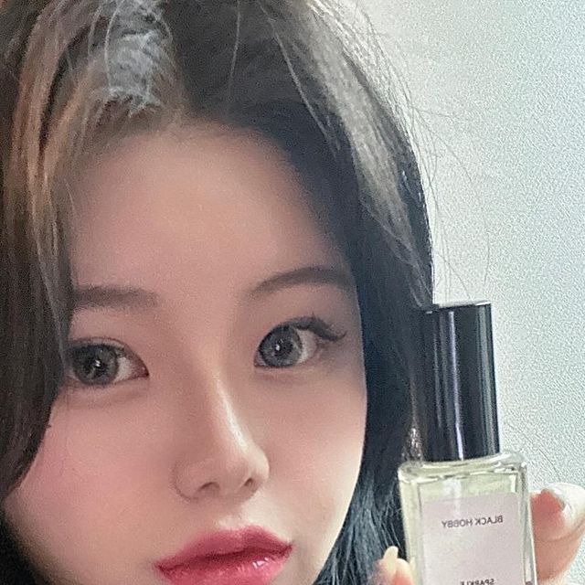 이은아 on Instagram: "#광고 “블랙하비” 제품명, 스파클 30ml✨ 이번에 블랙하비의 향수를 받아보게 되었는데, 평소 강렬한 향을 싫어하고 은은한 향을 추구하는 제게 블랙하비 제품은 저의