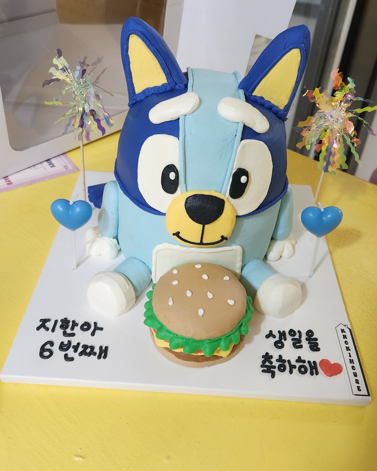 #첫줄

쟈니 6번째 생일을 축하해❤️
그렇게 노래불렀던 블루이케이크란다🐶🐾🐾
내 이쁜 시끼 어차피 말잘듣는건 포기했지만 씩씩하게만 자라다오❤️
#녹히하우스 사장님 감사합니다 ㅋ꙼̈ㅋ̆̎ㅋ̐̈ 나의최애 케이크집❤️
.
.
.
.
.
.
#6살 #생일 #생일케이크 #블루이 #블루이케이크  #육아소통 #여름신상 #여름아동복  #유아동신상 #맘커플 #여아맘커플 #커플룩원피스 #커플룩 #엄마커플룩 #자매룩 #자매코디 #자매커플룩 #형제룩 #형제커플룩 #남매룩 #남매커플룩 #패밀리룩 #육아 #육아스타그램 #아둘맘 #황금돼지띠 #흑토끼띠 #녹히하우스