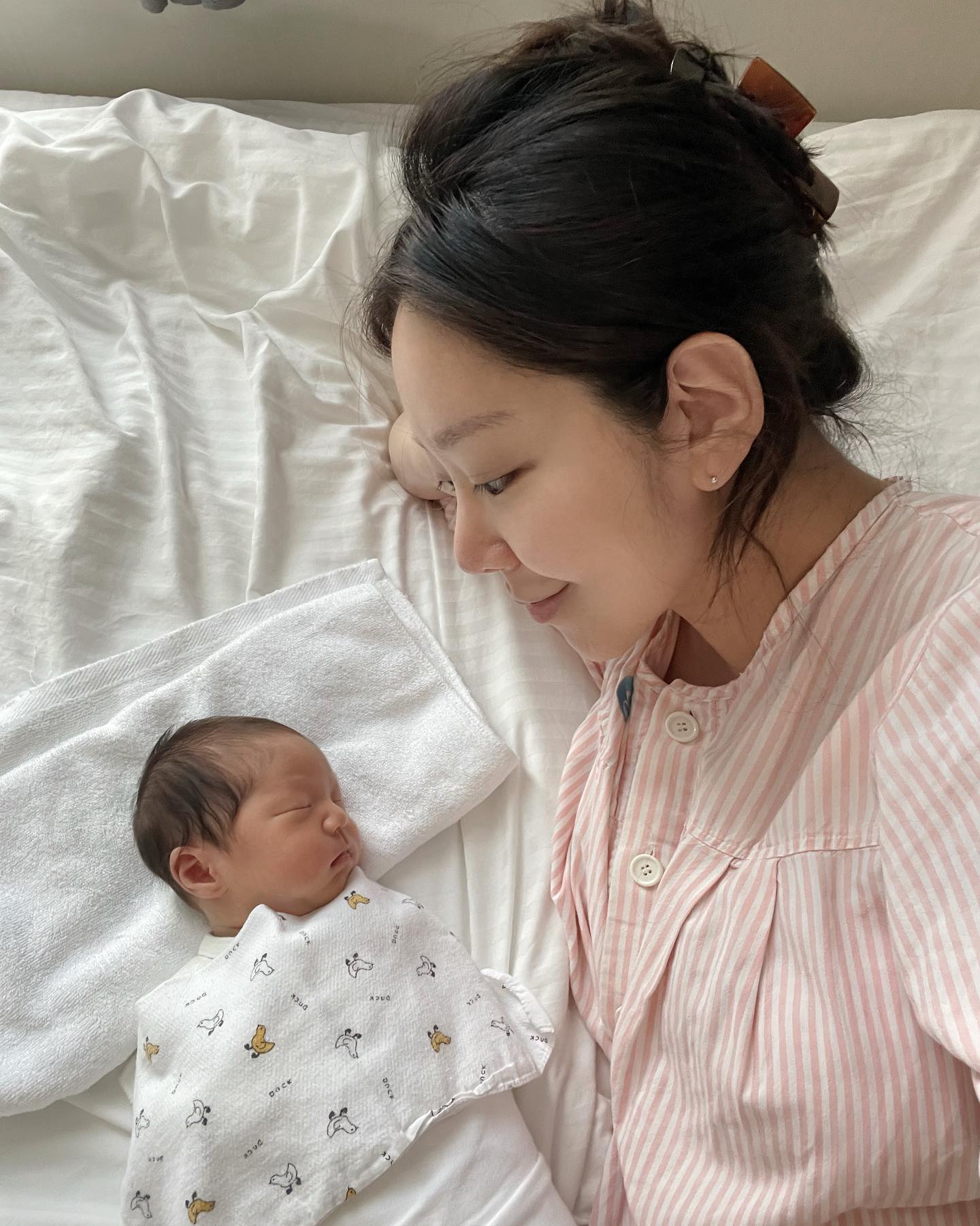 벌써 그립다 조리원 천국....😇
어제 조리원 퇴소 후 집에 와 첫날밤을 함께 보내면서....
엄마 하루만에 급 늙은 것 같은 기분이네 아가야..🫠
리아언니와 완전히 다른 너도 엄마는 존중해😇
50일에 기적이 올 지, 100일에 기적이 올 지...
아님 리아 언니처럼 아예 40일에 빨리 와버릴 지!!!🤭 모르겠지만🥹
우리 리에리 그 때까지 엄마 아빠 으쌰으쌰 힘내볼게!
꿀떡꿀떡 먹고 무럭무럭 잘 크기만 해🫶🏻