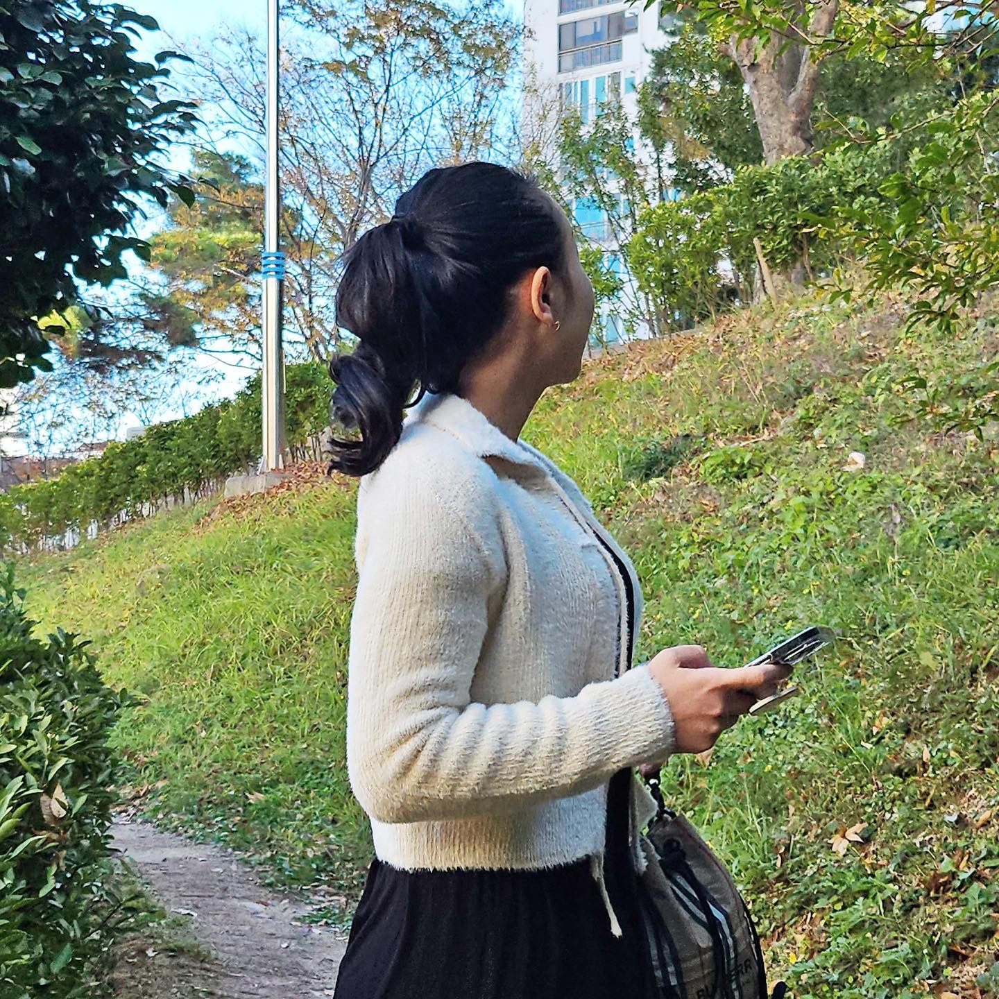 #협찬 보들보들 넘 맘에 드는 가디건을 찾았음🥰
포근한 앙고라 가디건이라 쌀쌀한 날씨에 굿👍🏻
아이보리 컬러라 청바지나 원피스 어디든 착붙!!
데일리룩으로 코디하기 넘 편해요❤️
-
-
-
#octette #뷰티인플루언서 #니트가디건 #앙고라가디건 #23FW #가디건 #겨울코디 #데일리룩 #가디건코디 #패션