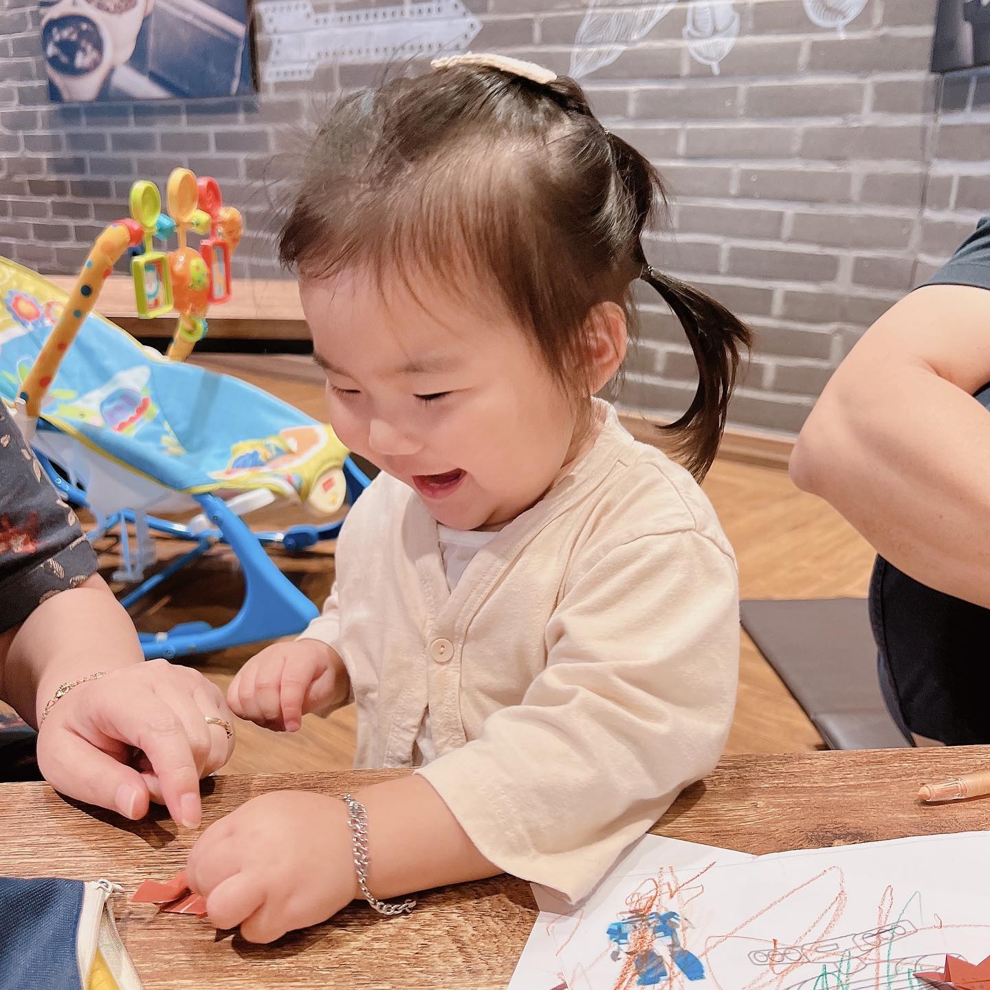 할미할비랑 개구리접기 너모 재미쬬🐸

‘폴짝 폴짝’ 말하면서 개구리 뒤로 점프ㅋㅋㅋ
카페와서 할부지는 개구리를 몇마리나 만든지 몰라요,,ㅋ

#옆에서계속개구리생산중