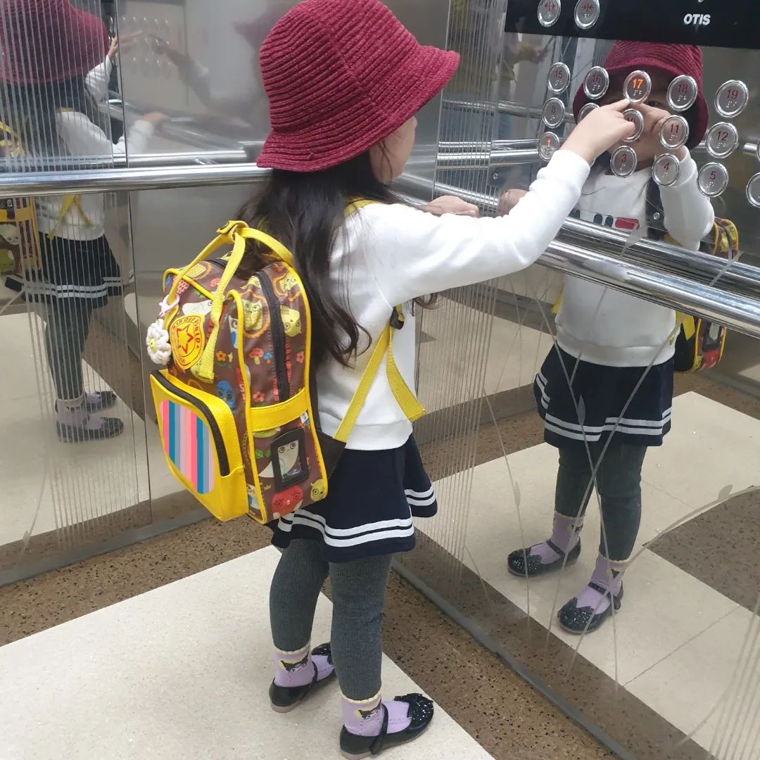 ㆍ
오랜만에 하는 등원이라 신이 난 꼬마아가씨 😃😃
 
등원 같이 하는 친구만나서
너무 반갑게 인사하는 유나 😘
 
쫌따보장 내쏴랑 🧡
 
 
 
#만4살 #55개월 #등원룩 #산리오양말
